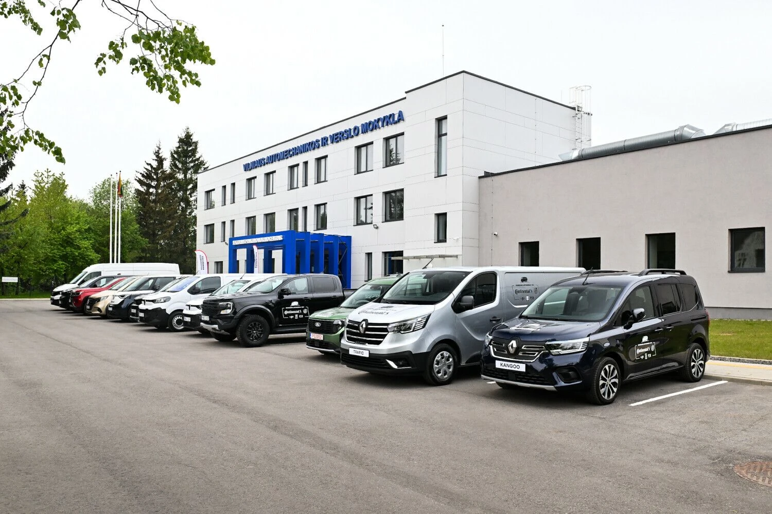 Konkurse dalyvauja 13 naujų lengvųjų komercinių automobilių modelių. Vytauto Pilkausko nuotr.