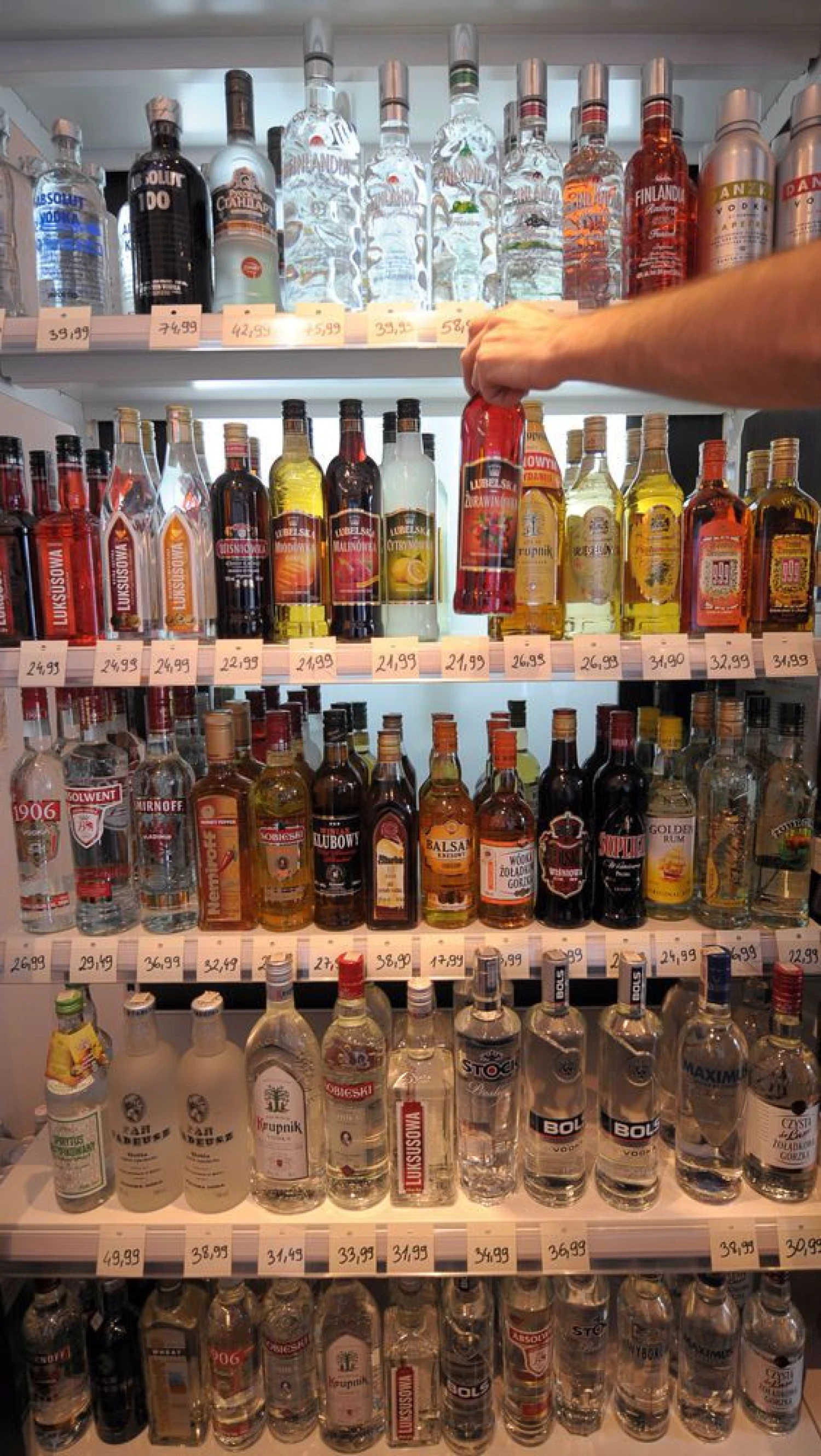 Vidutiniškai kiekvienas suaugęs Lenkijos gyventojas 2018 m. išgėrė 11,7 l gryno alkoholio. AFP nuotr.