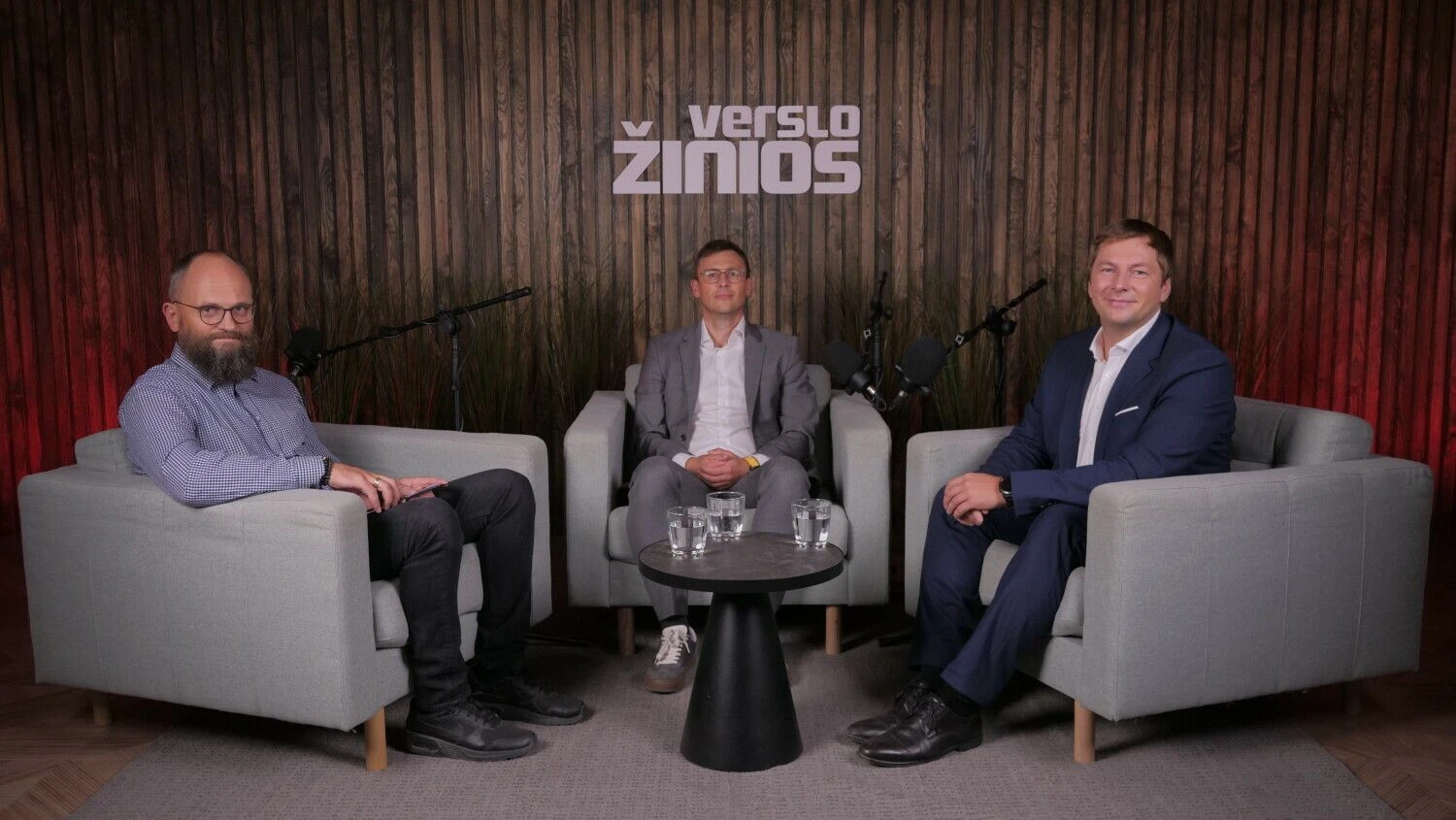 Moderatorisu Ugnius Savickas,  Giedrius Kvedaravičius, vėjo ir nutolusius saulės elektrinių parkus vystančios bendrovės „Evecon“ vadovas Lietuvoje, ir Vytautas Žilys, „Luminor“ banko Didelių įmonių departamento klientų vadovas.