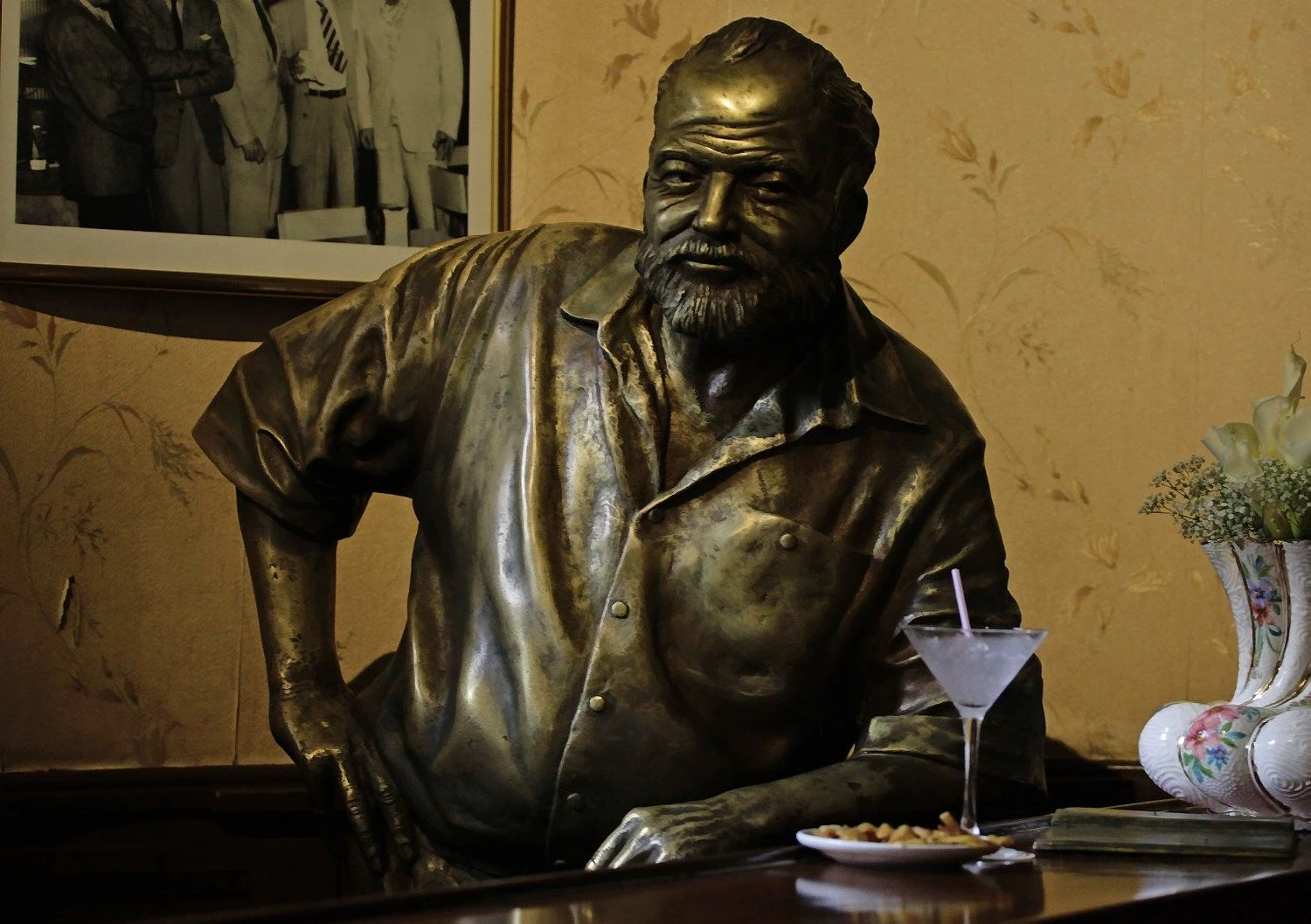 A bronze staue of late Nobel-prize winning author Ernest Hemingway is seen at the ‚Floridita‘ bar in Havana July 2, 2011. REUTERS/Desmond Boylan