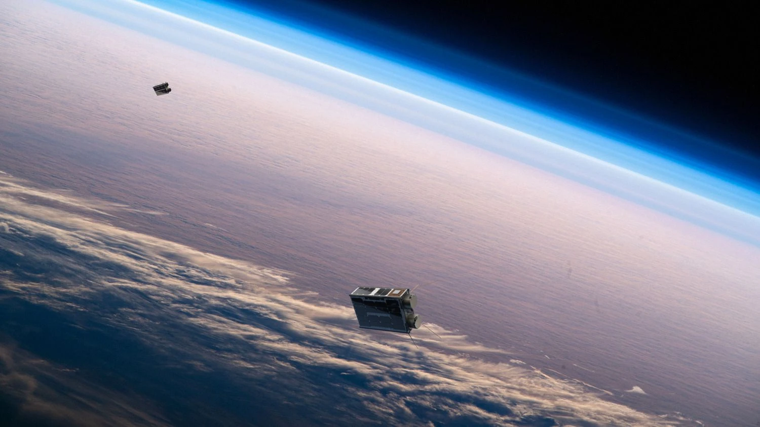 Mažieji „NanoAvionika“ palydovai kosmose. Bendrovės nuotr.