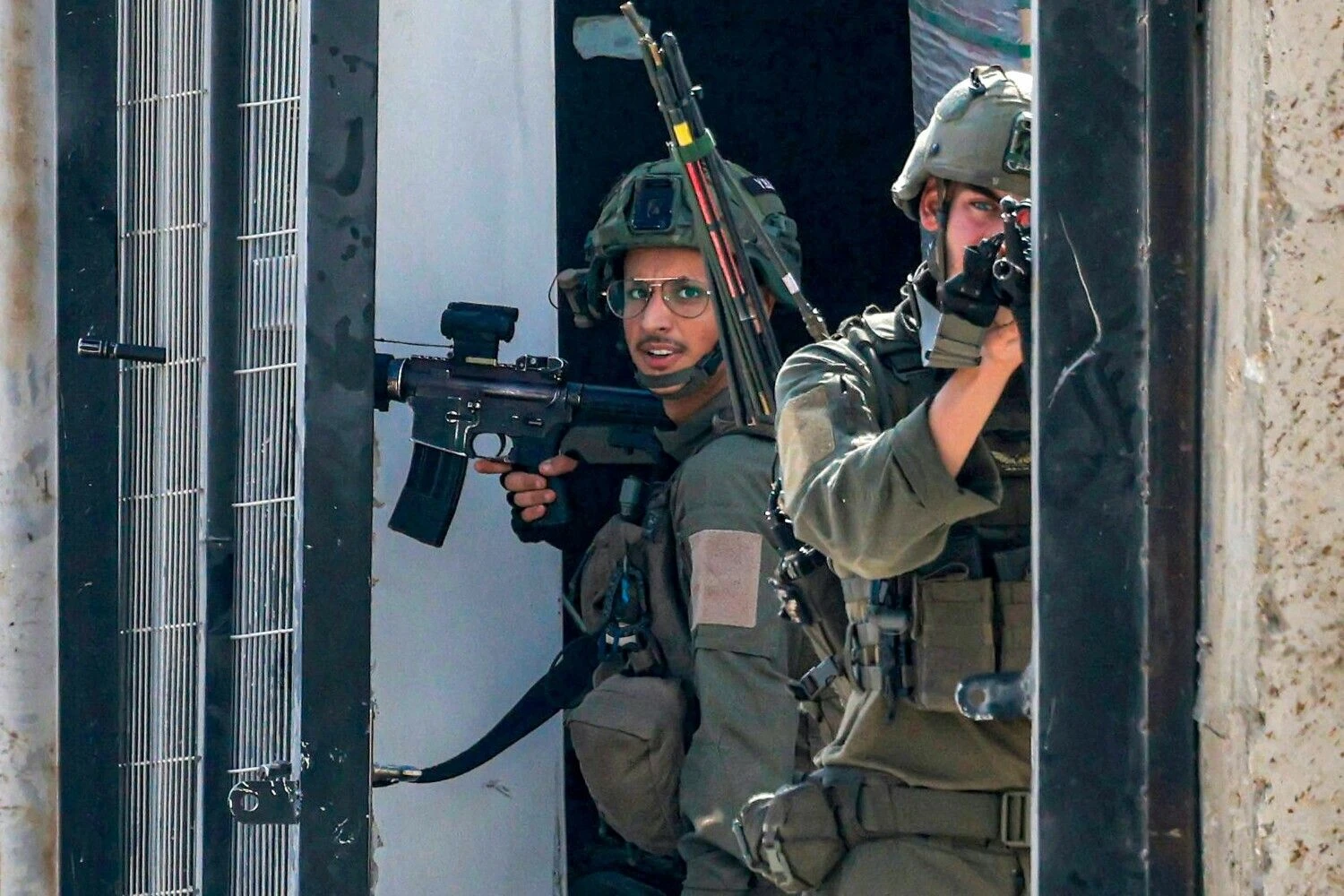 Izraelio kariai Vakarų Krante. Jaafaro Astiyeh ( AFP / „Scanpix“) nuotr.