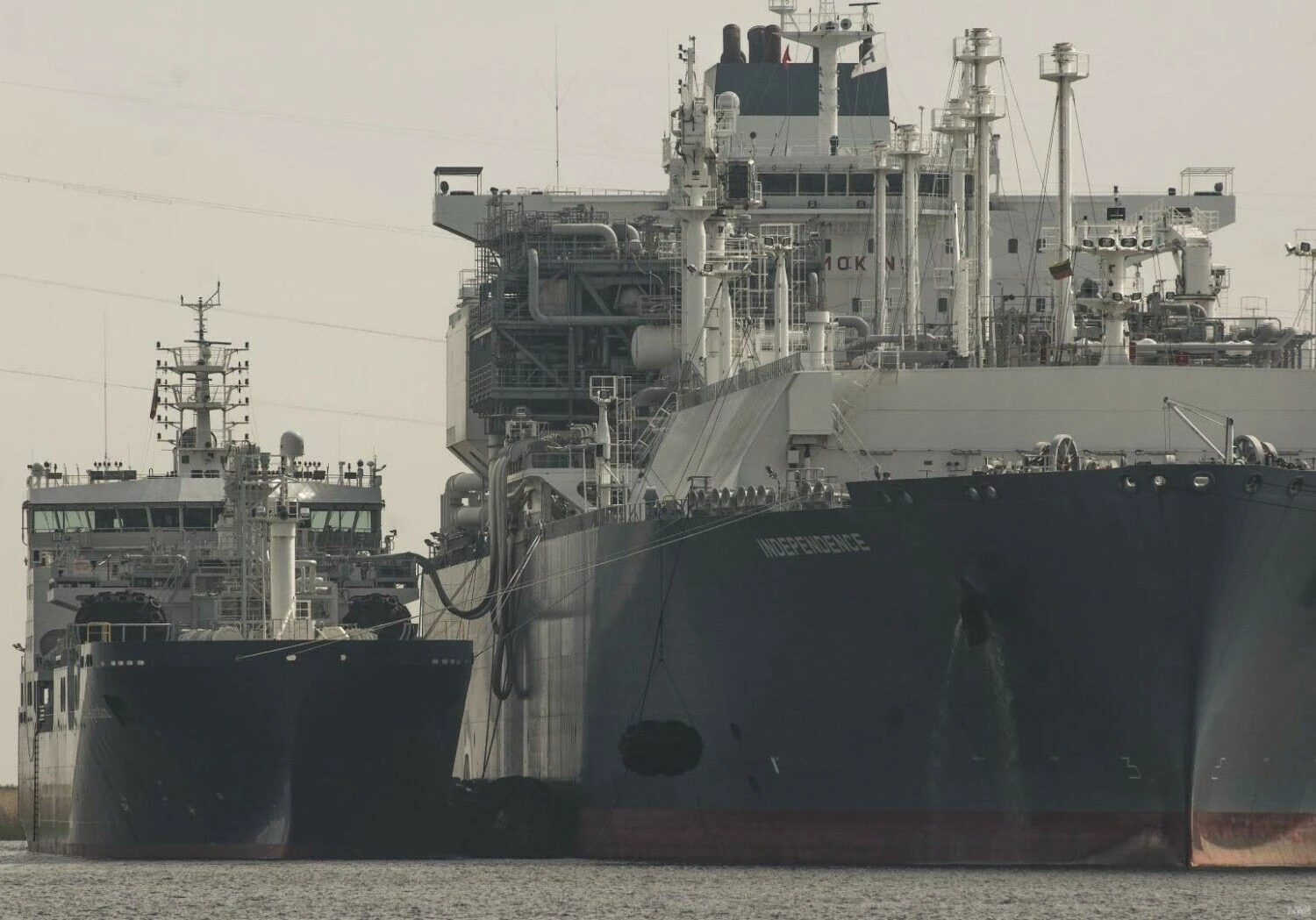 Klaipėdos uostas. Suskystintų gamtinių dujų laivas-saugykla „Independence“. Algimanto Kalvaičio nuotr.