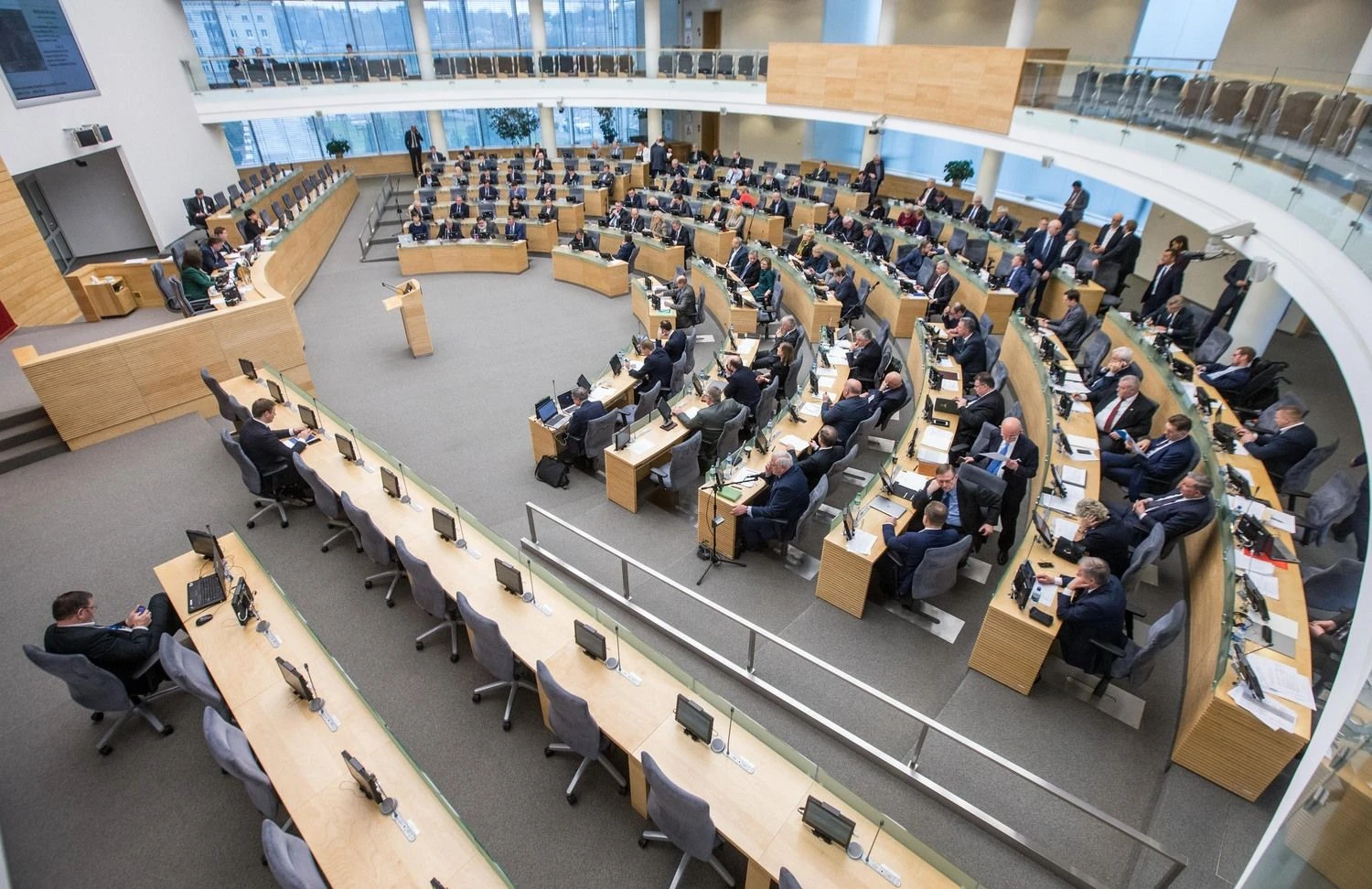 Paskutinėmis pavasario sesijos dienomis Seimas posėdžiaus kasdien, kad patvirtintų mokesčių ir pensijų sistemų reformos įstatymus. Juditos Grigelytės (VŽ) nuotr.