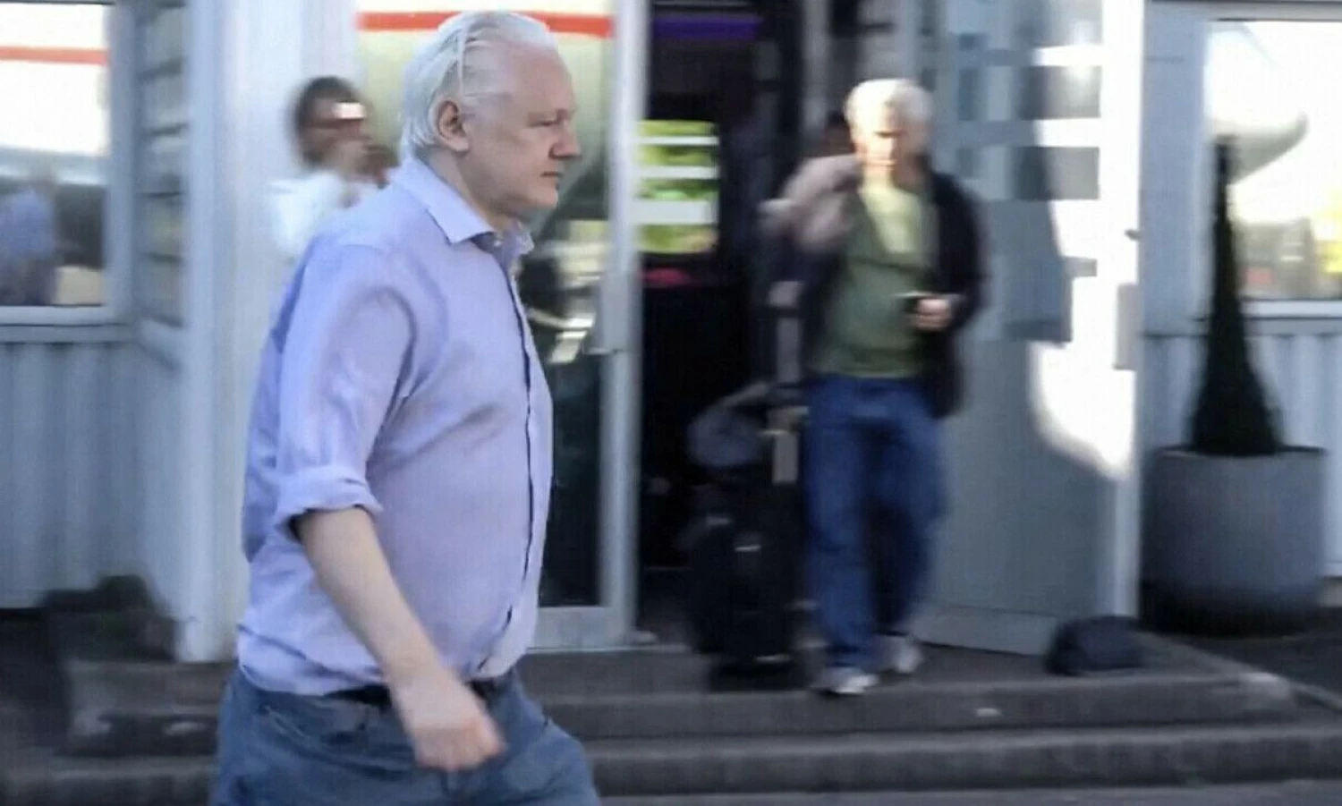 Julianas Assange'as oro uoste Londone. „WikiLeaks“ / AFP / „Scanpix“ nuotr.