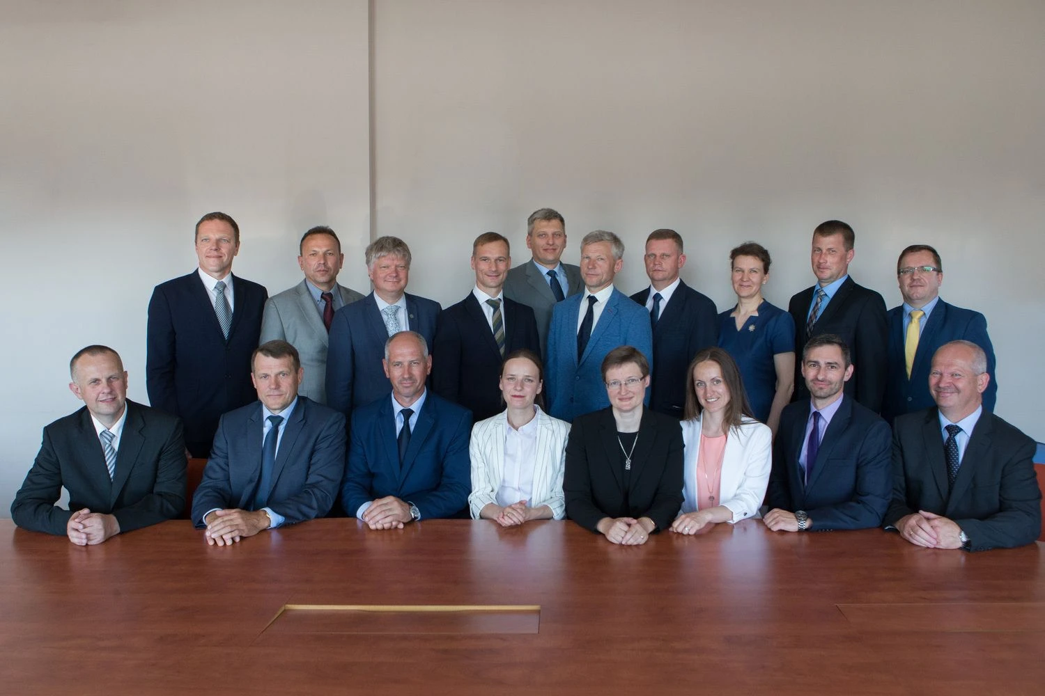 VMU ir Aplinkos ministerijos vadovybė su jau paskirtais 16-os visuomeninių miškų įmonės padalinių vadovais. Ministerijos nuotr.
