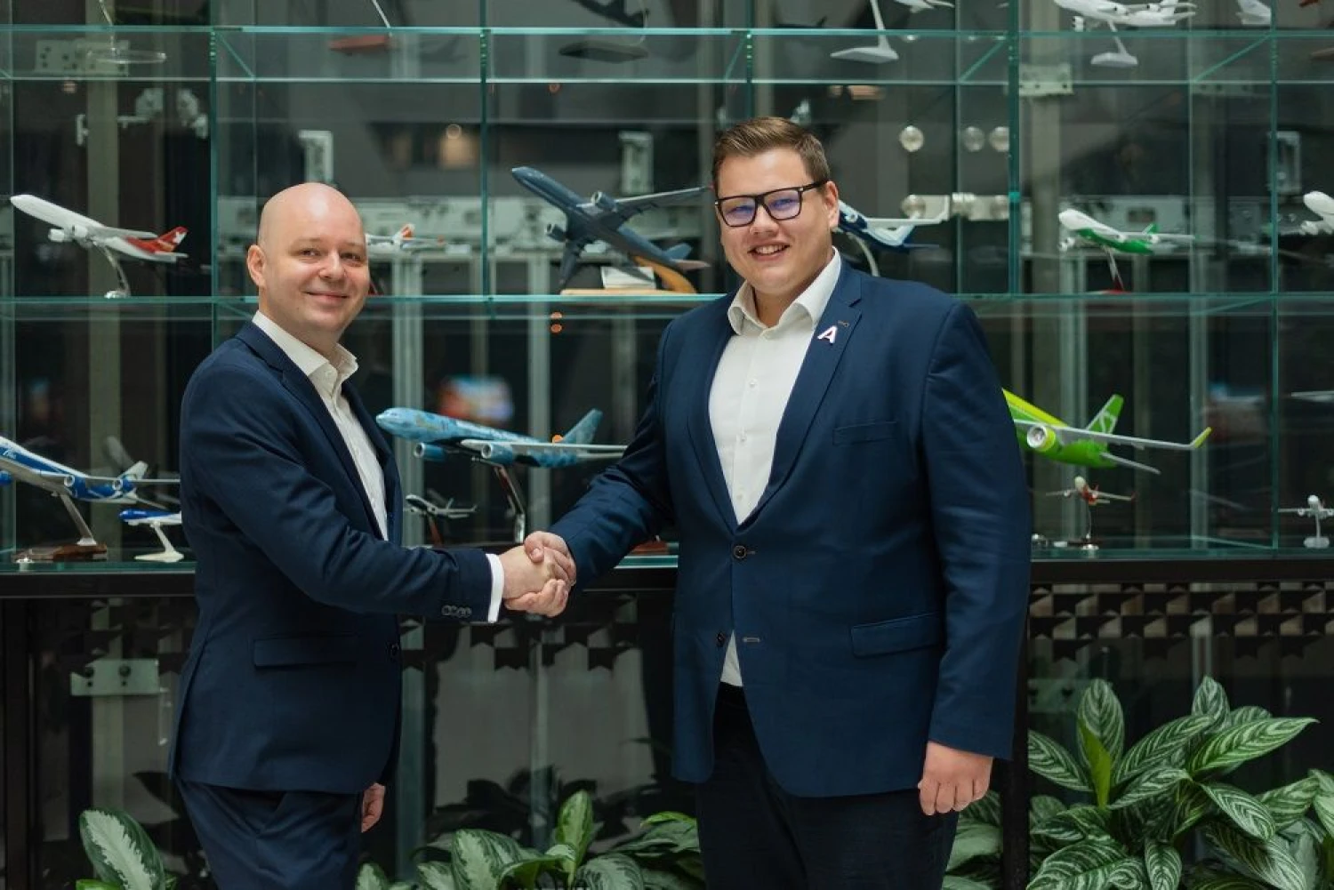 Julius Norkūnas, „AeroCity Tech Ventures“ vadovas ir Lukas Raščiauskas „Aeroclass“ vadovas susitarė dėl investicijos. Įmonės nuotr.