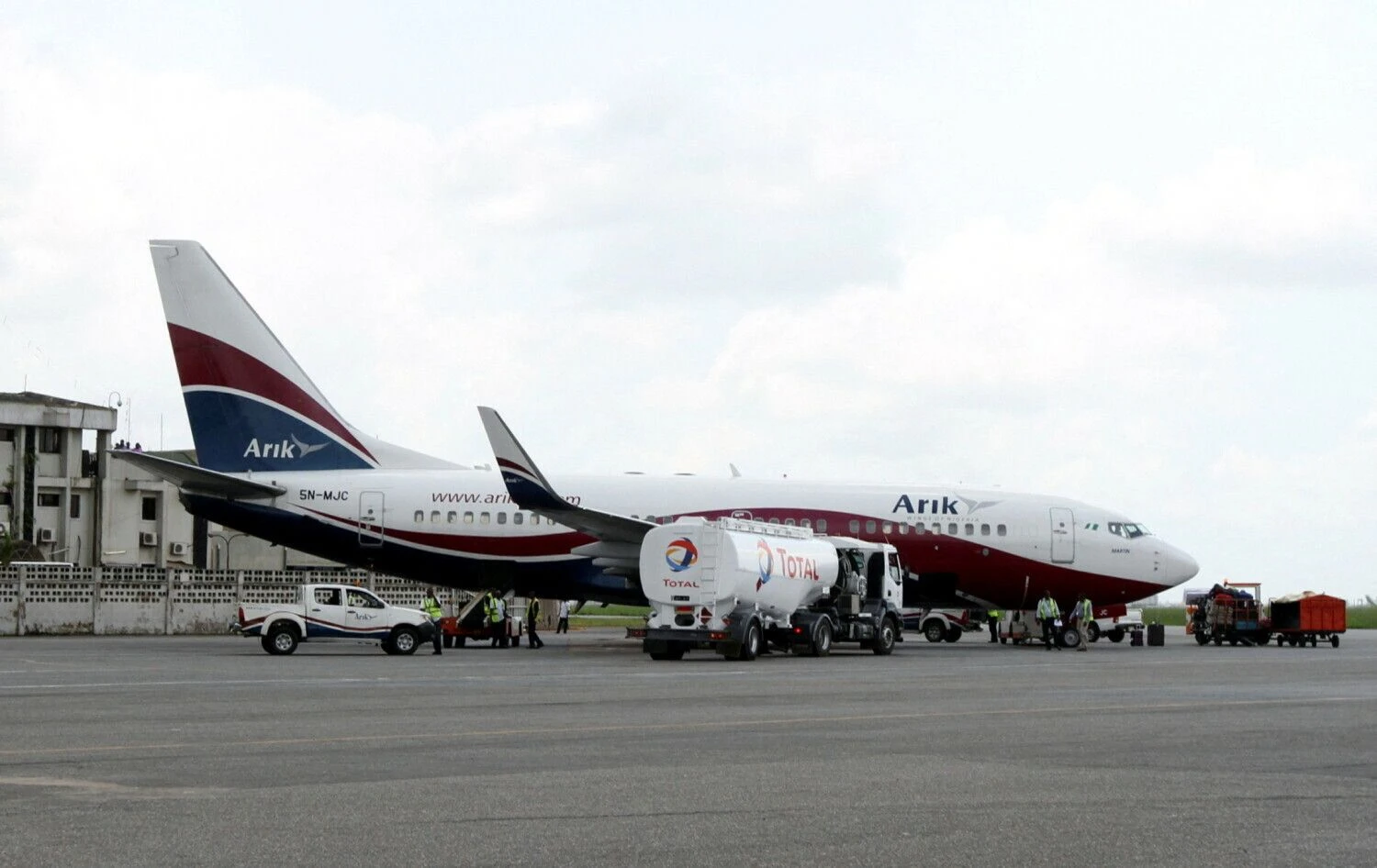 „Arik Air“ lėktuvas „Boeing 373“ Lagoso oro uoste. „Reuters“ / „Scanpix“ nuotr.