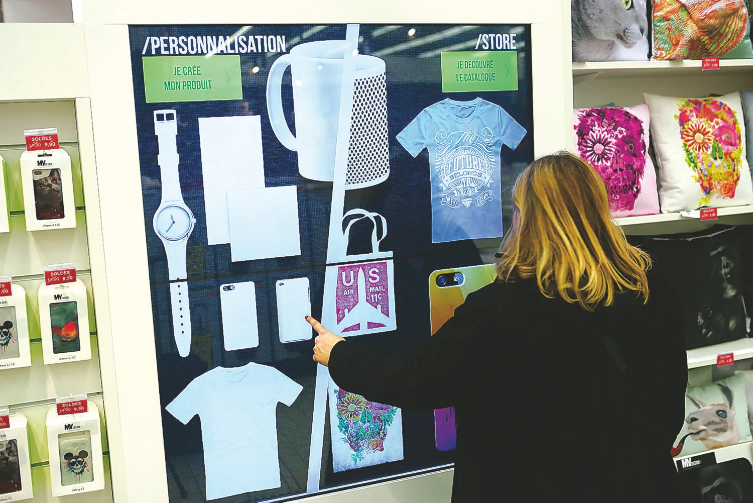 Prancūzijos gigantas „Carrefour“ išleido programėlę, vedžiojančią klientus po prekybos centrą, įsidiegė skaitmenines lentynas. Naujausias produktas – galimybė kasdienio vartojimo produktus savaip pagražinti specialioje programėlėje dar parduotuvėje. „Carrefour“ nuotr.