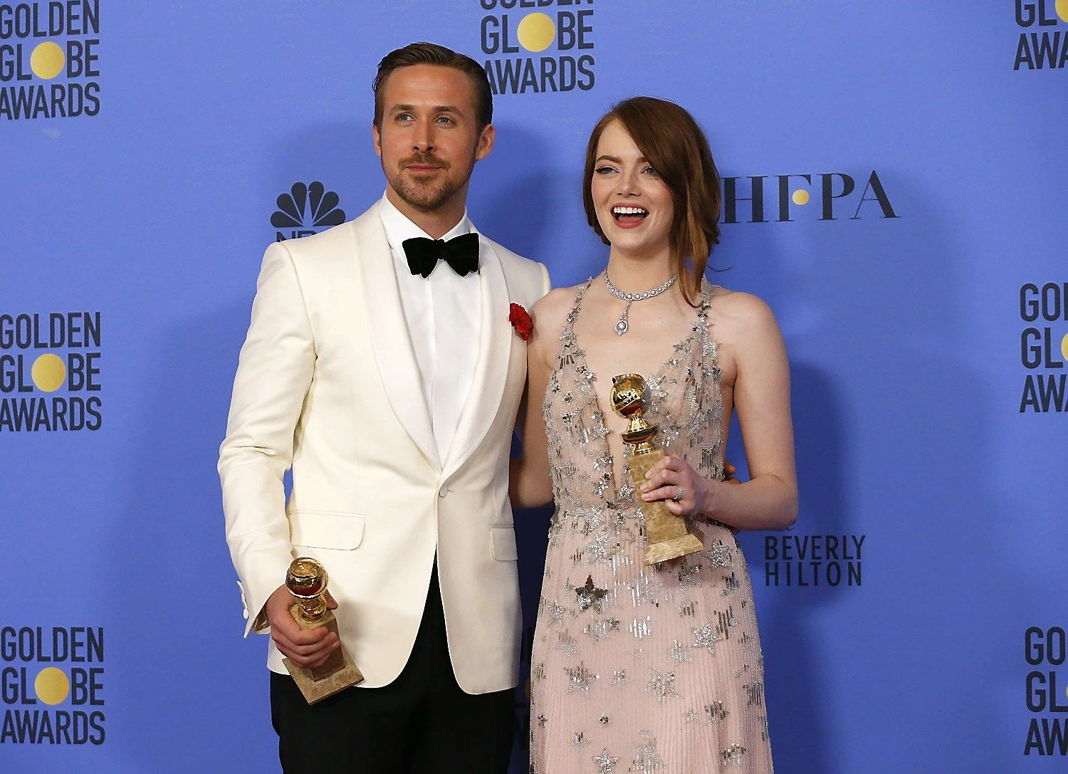 Aktoriai Emma Stone ir Ryanas Goslingas apdovanoti už geriausią vaidybą miuziklo/komedijos kategorijoje. „Reuters“/Mario Anzuoni nuotr. 