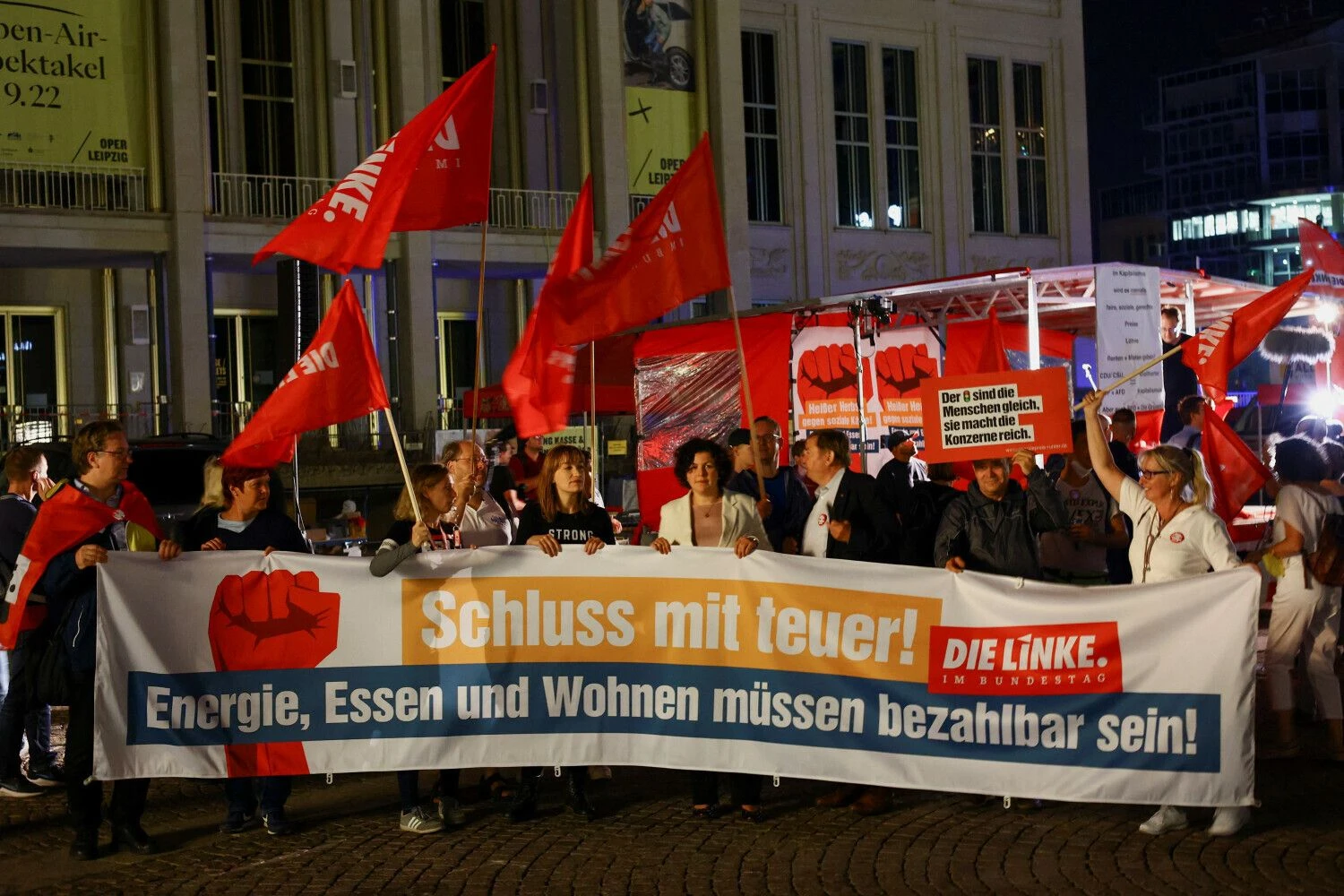 Tūkstančiai protestuotojų susirinko Leipcige ir kituose Europos miestuose išsakyti nepasitenkinimą tuo, kad, jų nuomone, valdžia daugiau dėmesio skiria Ukrainai nei paramai žmonėms dėl didelių kainų. Christiano Mango („Reuters“ / „Scanpix“) nuotr.