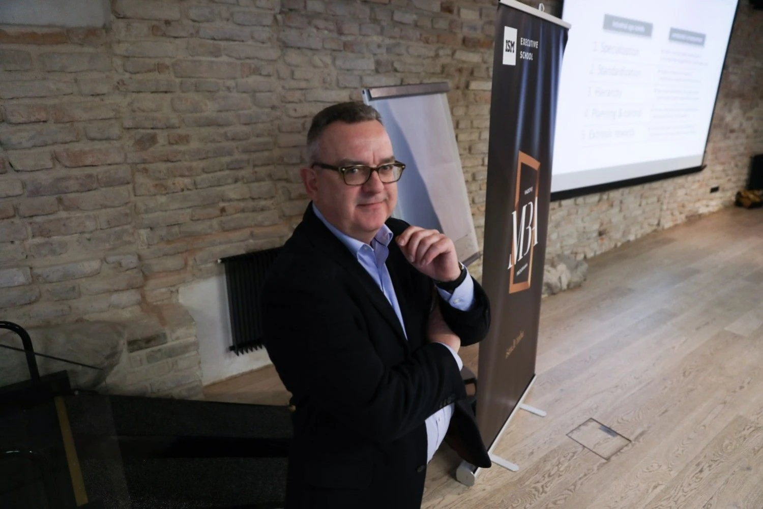 Lyderis pats turi jausti, kokių žinių jam dar trūksta, kad galėtų padėti žmonėms siekti tikslų. Tai pastebėjus ir prasideda asmeninis tobulėjimas, tad Vadovų MBA studijos yra vienas iš būdų tai įgyvendinti.