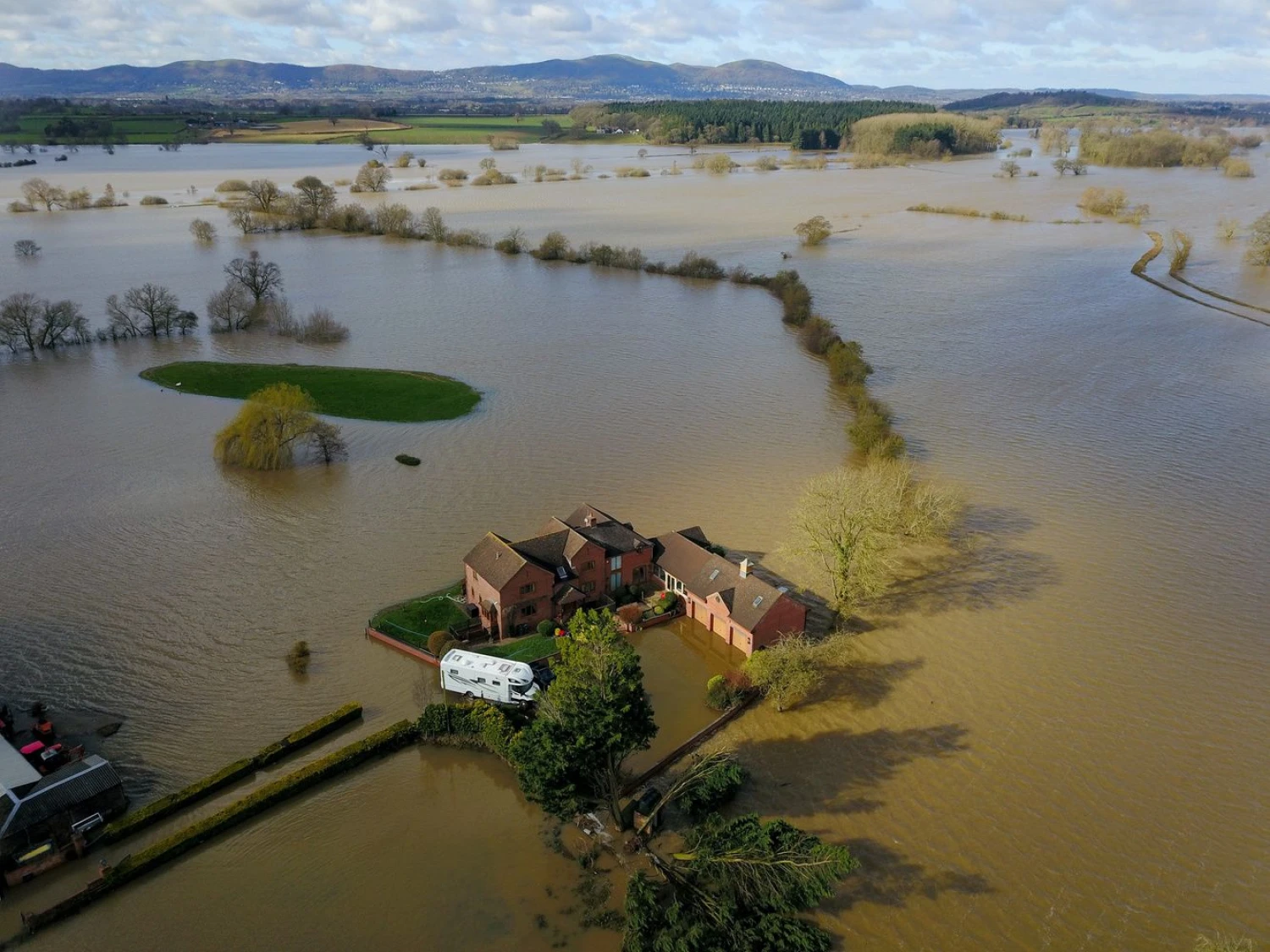 Nors per pandemiją mes to ir nepastebime, dėl klimato kaitos kylančių katastrofų skaičius nė kiek nemažėja. Tristano Potterio (SWNS) nuotr.