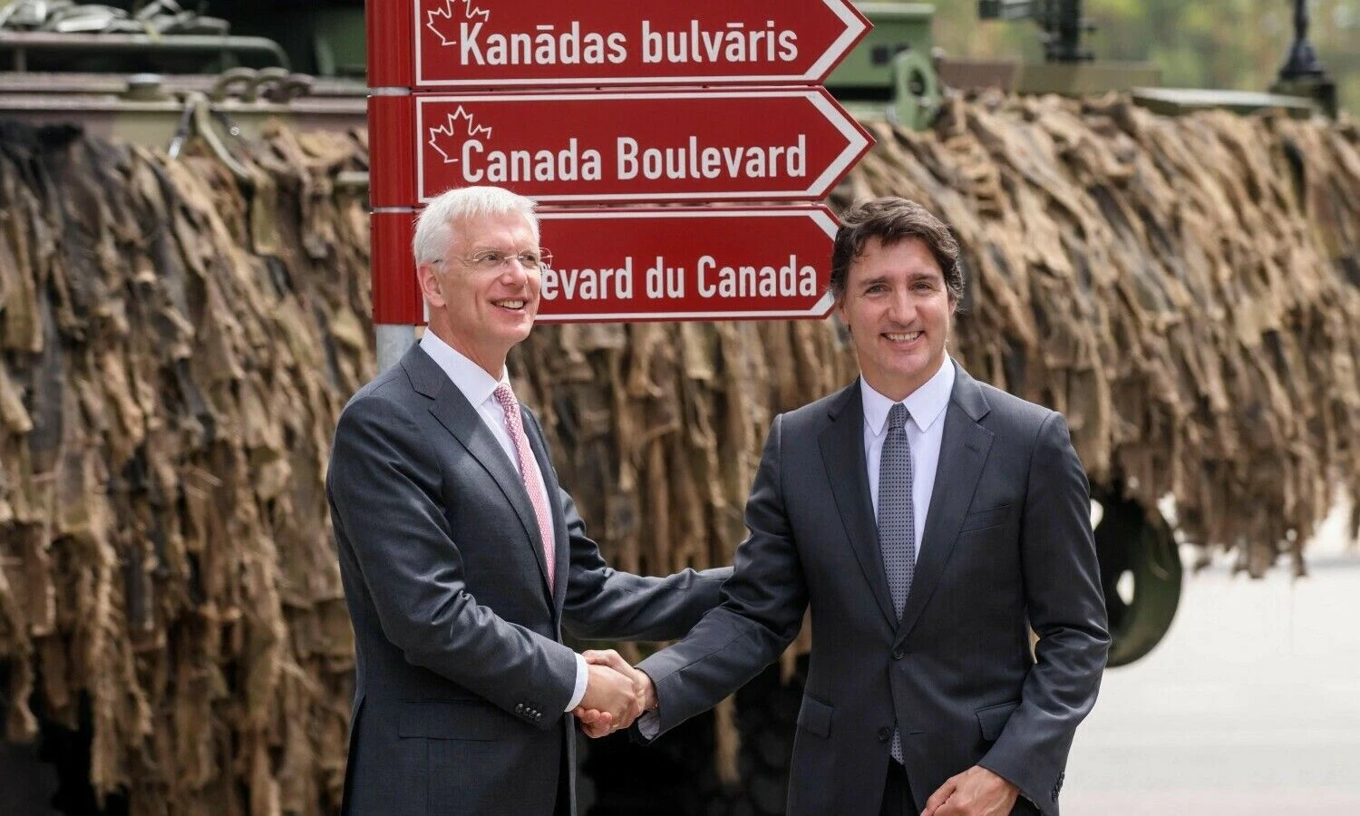 Latvijos ir Kanados premjerai K. Karinis (kairėje) ir J. Trudeau. Ginto Ivuskano (AFP / „Scanpix“) nuotr.