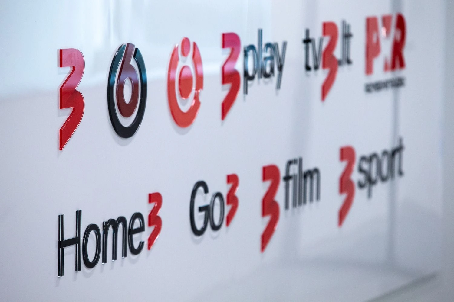 TV3 grupės logotipai. Vladimiro Ivanovo (VŽ) nuotr.