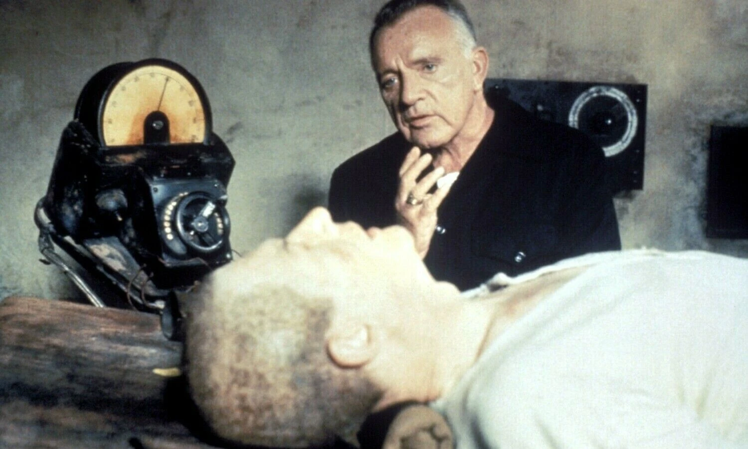 Kadras iš kino filmo „1984“ (1984, rež. Michaelis Radfordas). Richardas Burtonas ir Johnas Hurtas. „Scanpix“ nuotr.