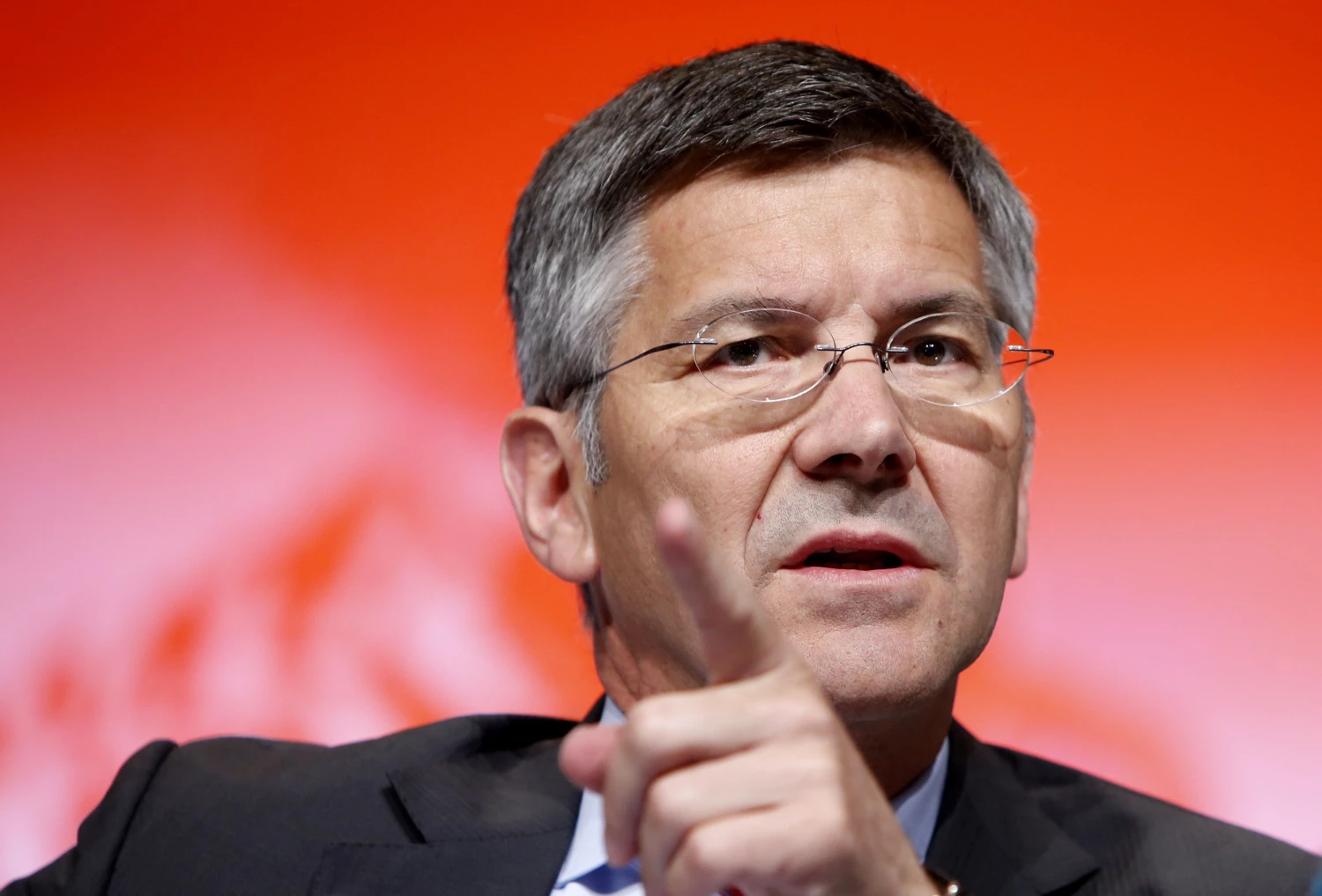 Herbertas Haineris, „Adidas“ generalinis direktorius, teigia, kad robotų revoliucija avalynės pramonėje tik prasidėjo. Michaelo Rehle („Reuters“ / „Scanpix“) nuotr.