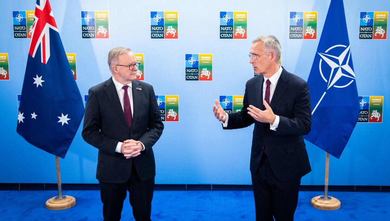Anthony Albanese, Australijos premjeras (kairėje), ir Jensas Stoltenbergas, NATO generalinis sekretorius. NATO nuotr.