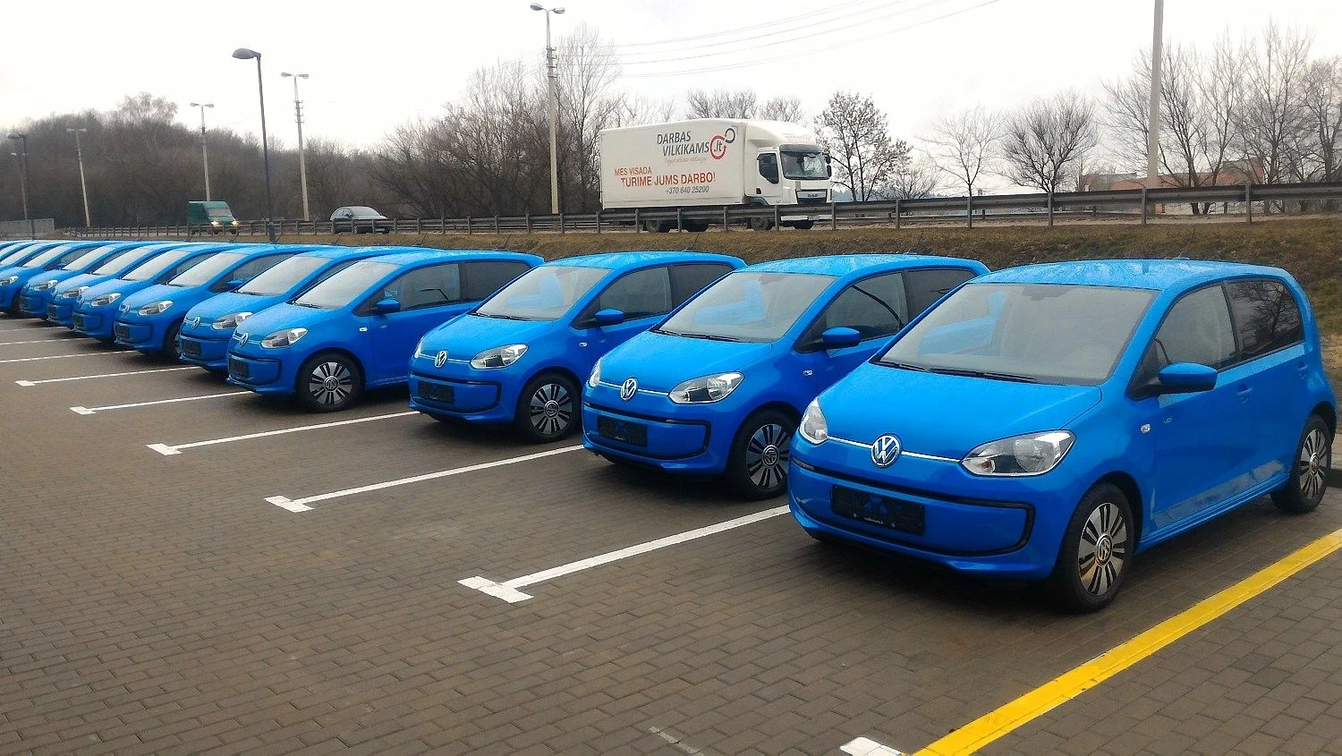Dalijimosi elektromobiliais tinklas „Spark“ įsigijo 20 ryškiai mėlynų „Volkswagen e-UP“ elektromobilių. Dinos Sergijenko (VŽ) nuotr.