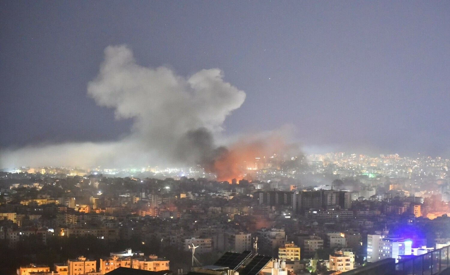 Degantis Beiruto centras po Izraelio smūgių. Fadelo Itani (AFP / „Scanpix“) nuotr.