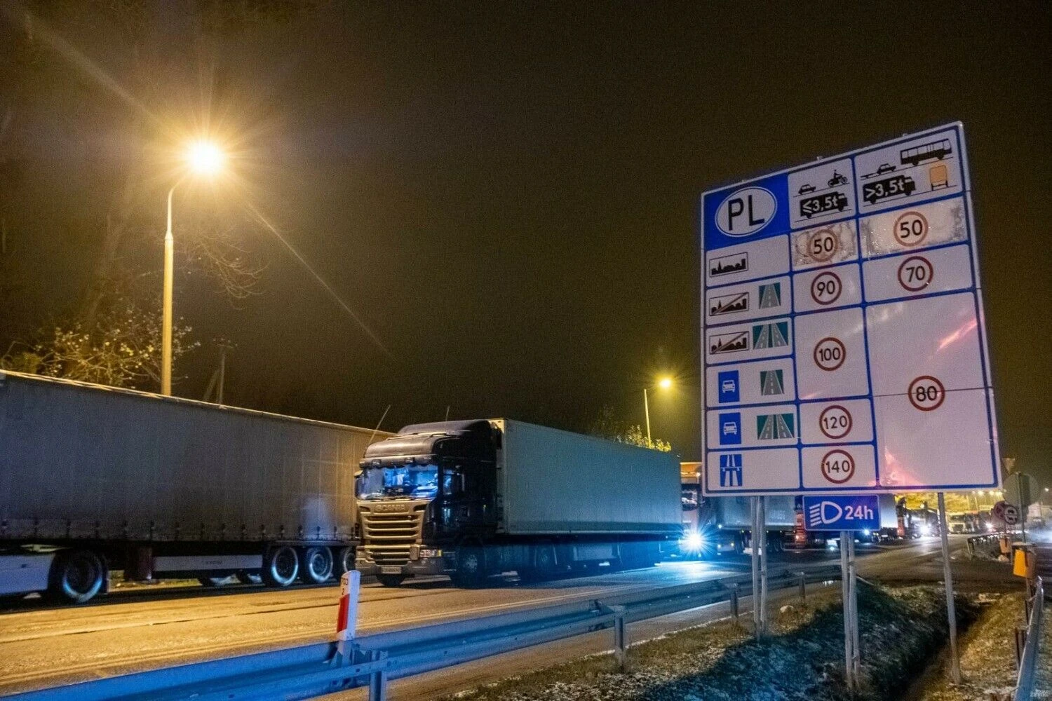 Vilkikai laukia įvažiavimo į Lenkijos ir Ukrainos pasienio postą. Vladimiro Ivanovo (VŽ) nuotr.