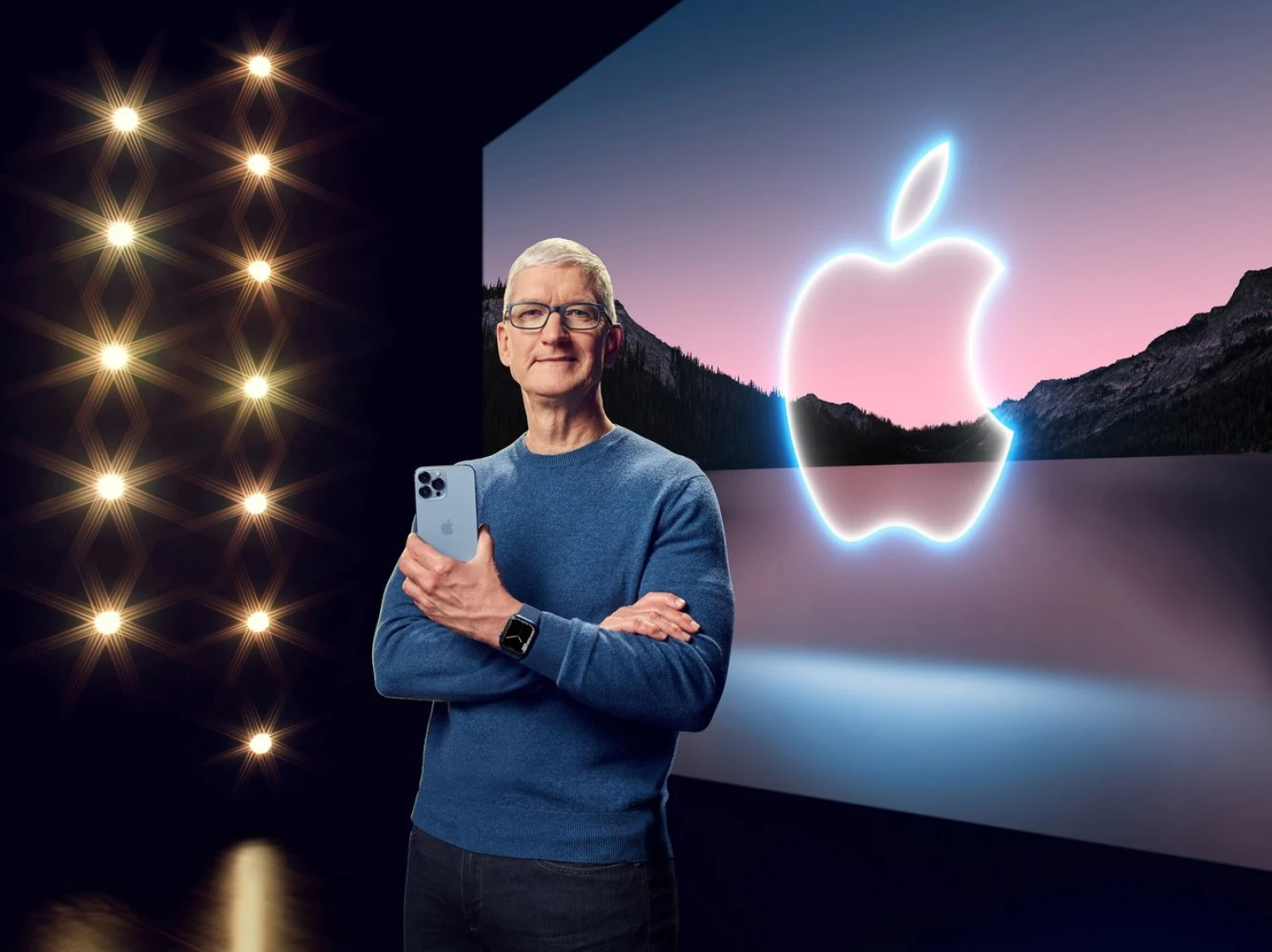 Timas Cookas, „Apple“ vadovas, rankose laiko „iPhone 13 Pro Max“. „Apple“/„Scanpix“ nuotr.