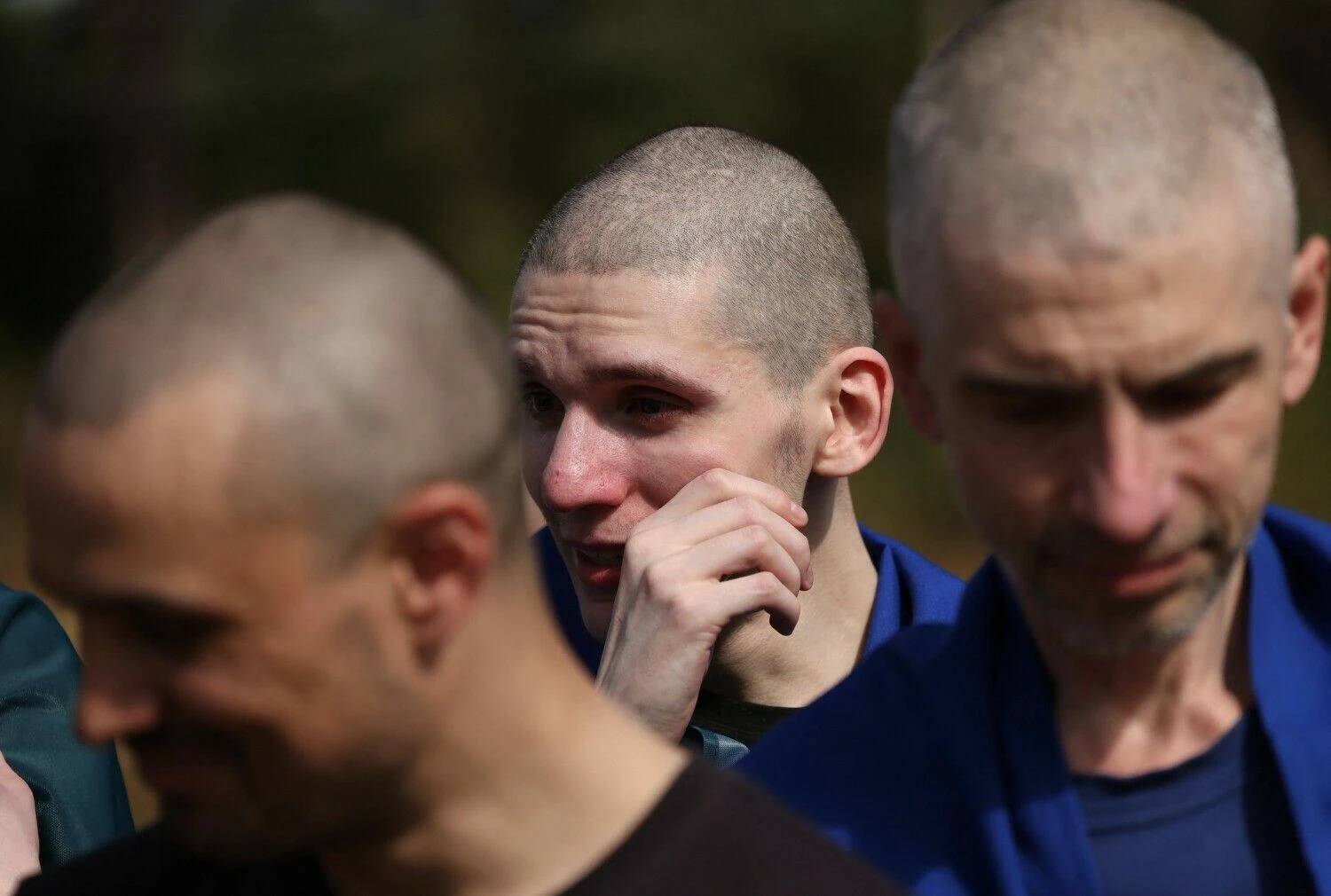 Iš Rusijos nelaisvės paleidžiami ukrainiečių kariai paskutinio apsikeitimo kaliniais metu. Anatolijaus Stepanovo (AFP / „Scanpix“) nuotr.