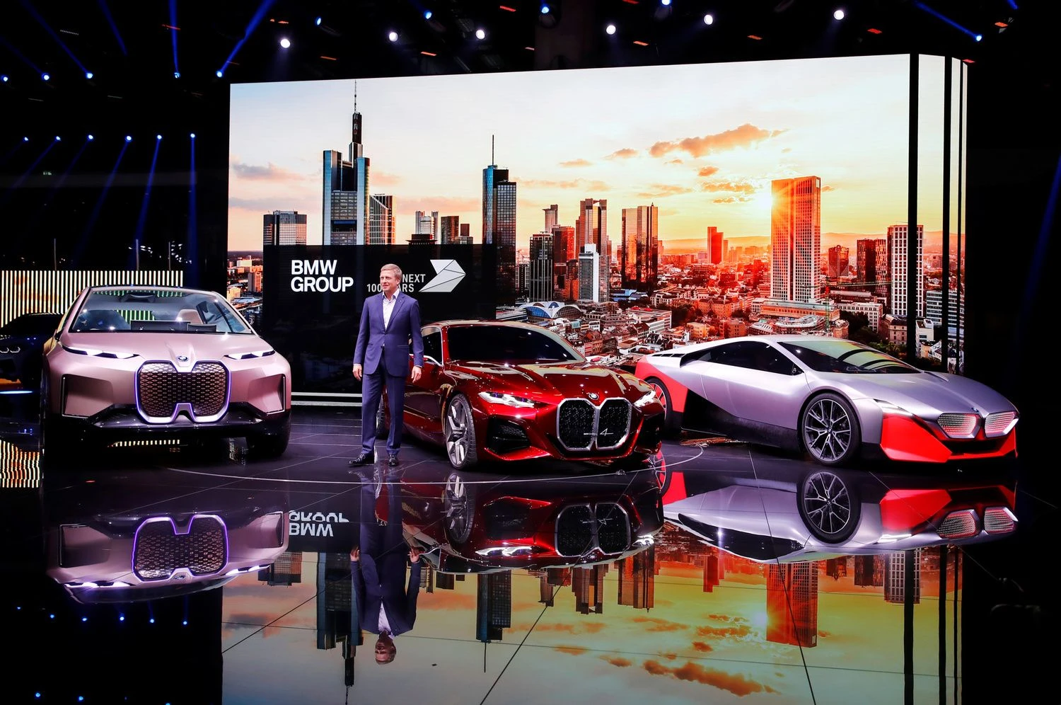 Vienas iš vietinių gamintojų – BMW parodoje pristatė elektros pavarai ir savavaldėms technologijoms pritaikytus prototipus. „Reuters“ / „Scanpix“ nuotr.