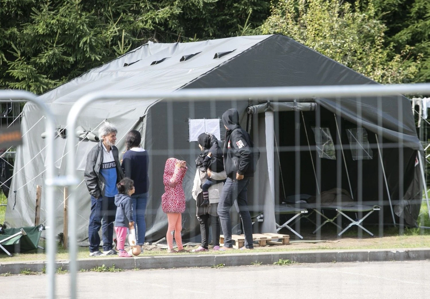 Migrantai Padvarionių užkardoje. Valdo Kopūsto („15min./„Scanpix“) nuotr.