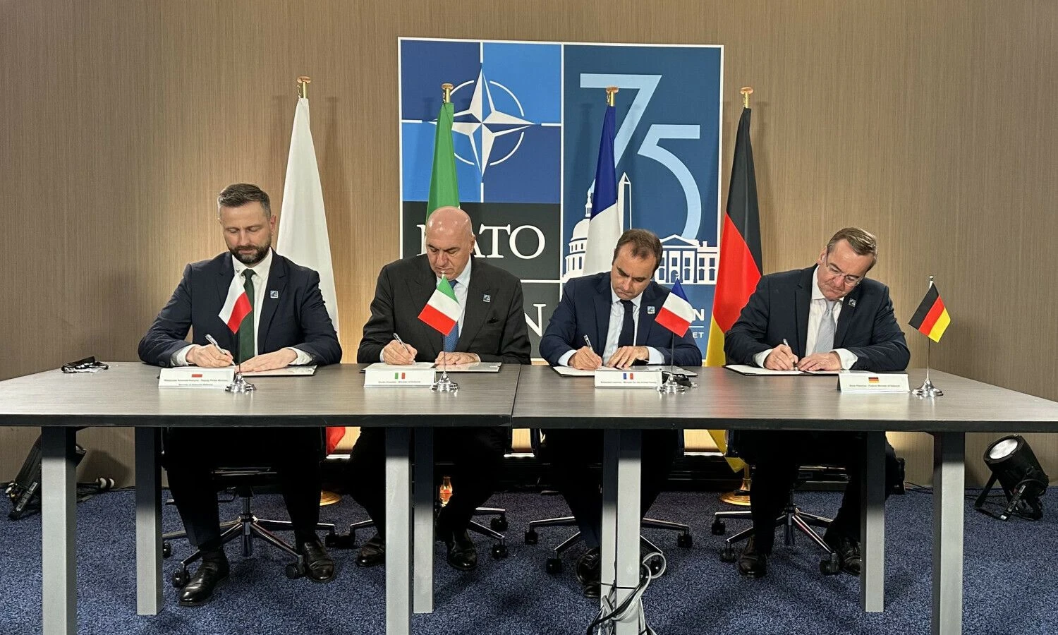 Prancūzijos, Vokietijos, Italijos ir Lenkijos atstovai pasirašo ketinimų protokolą kurti naują raketą. Carsteno Hoffmanno (DPA / „Scanpix“) nuotr.