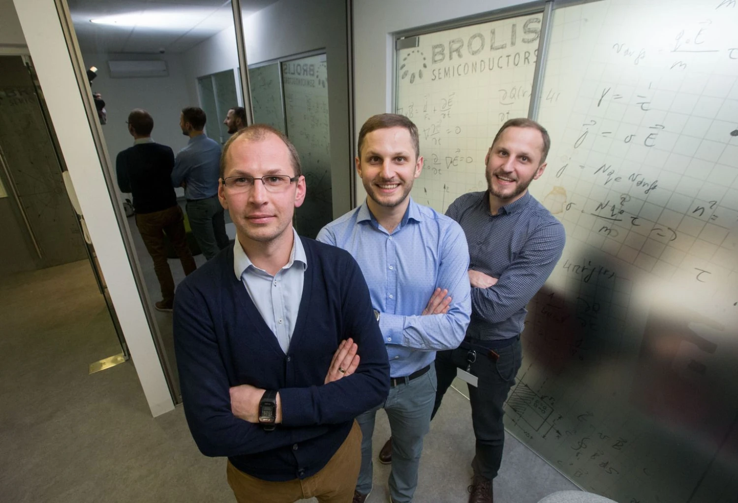 UAB „Brolis Semiconductors“ įkūrėjai iš kairės: Dominykas, Augustinas ir Kristijonas Vizbarai. Juditos Grigelytės (VŽ) nuotr.