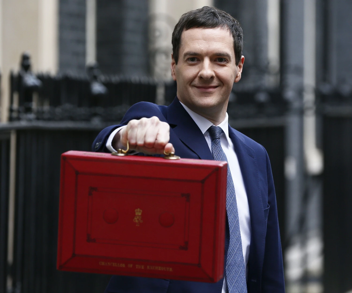 George‘o Osborne‘o, JK iždo kancleris, valstybės biudžetą atsinešė lagaminėlyje. Stefano Wermutho („Reuters“ / „Scanpix“) nuotr.  