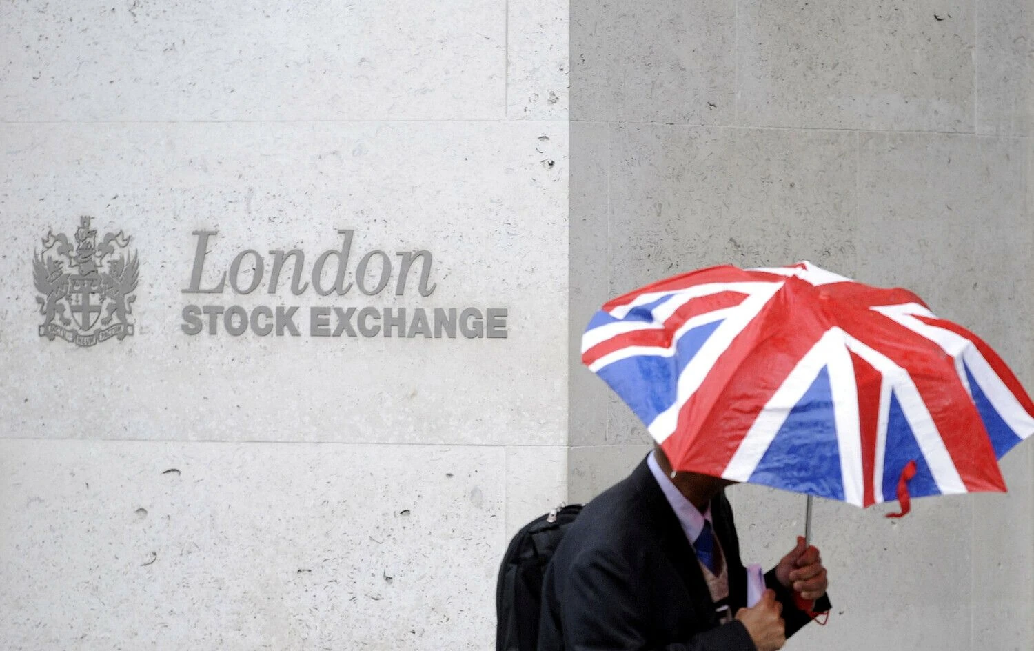 Didysis ketvertas audituoja 98 iš „FTSE 100“ sąrašo bendrovių, kurių akcijomis prekiaujama Londono vertybinių popierių biržoje. Toby Melville‘io („Reuters“) nuotr.