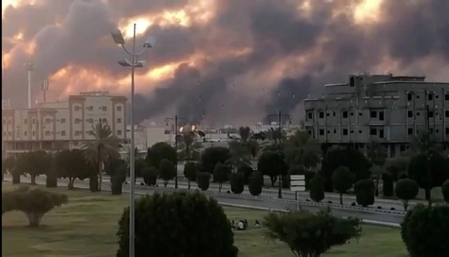 Gaisras „Aramco“ gamykloje. „Reuters“ / „Scanpix“ nuotr. 