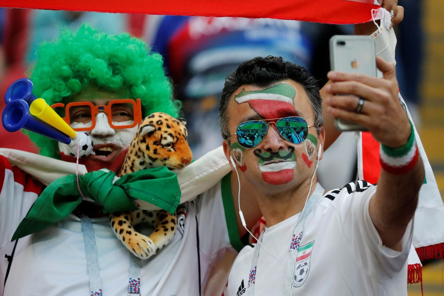 Įžvelgiama tendencija, kad sirgaliams per pasaulio futbolo čempionatą pirmiausia rūpi jie patys ir jų patirtis su draugais. Toru Hanai („Reuters“ / „Scanpix“) nuotr.