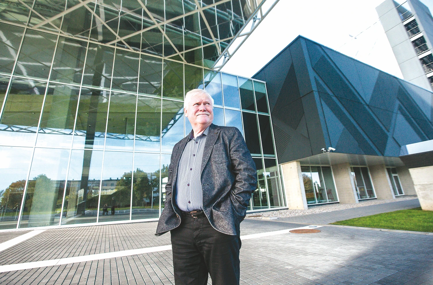 Prof. dr. Vytautas Markevičius, Kauno technologijos universiteto Elektros ir elektronikos fakulteto dėstytojas, su savo darbo grupe kuria verslui įdomius išradimus.  Juditos Grigelytės (VŽ) nuotr.