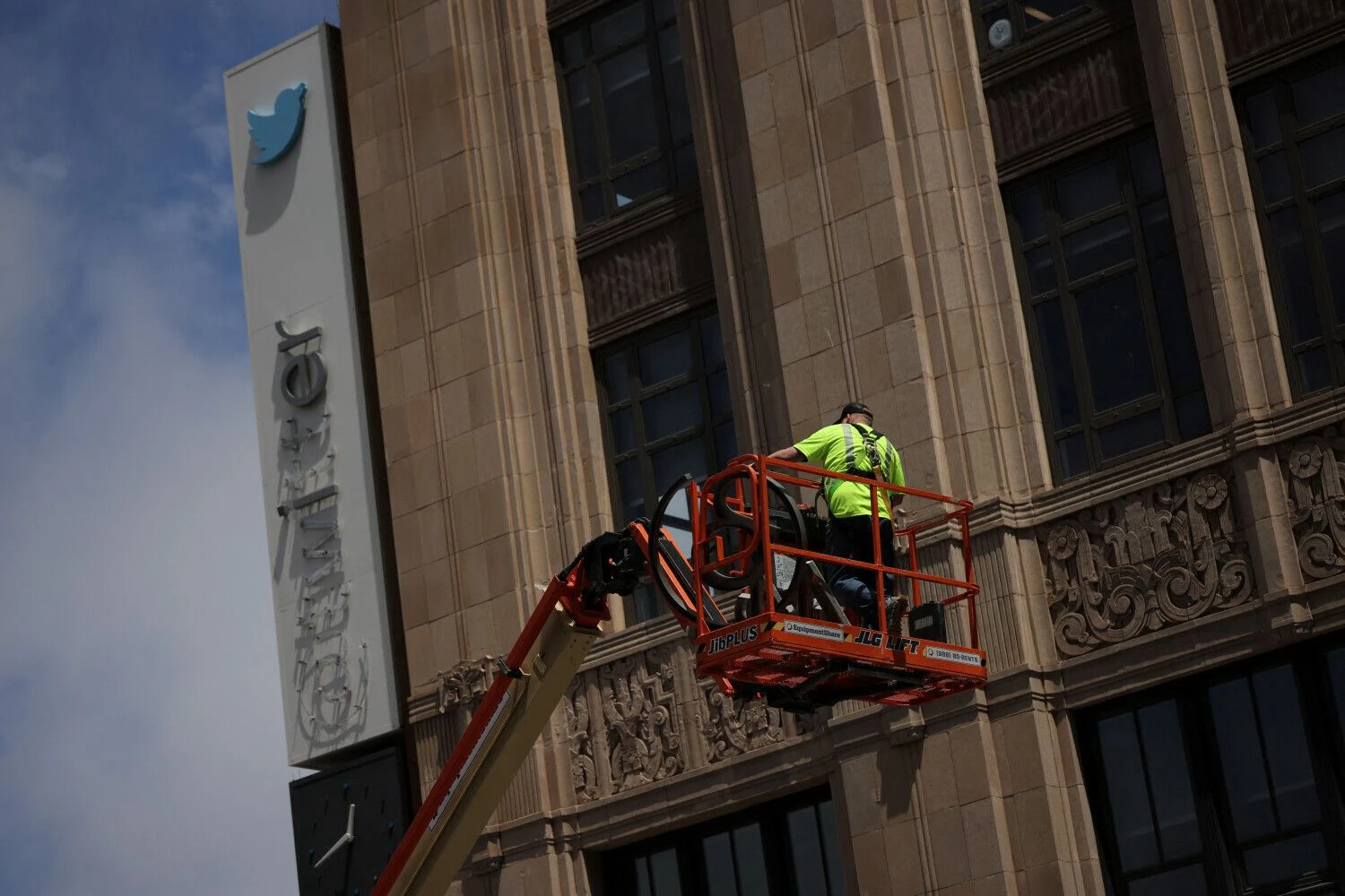 Nuimamas „Twitter“ ženklas kompanijos būstinėje San Fransiske, Kalifornijoje. Carloso Barrios („Reuters“ / „Scanpix“) nuotr.