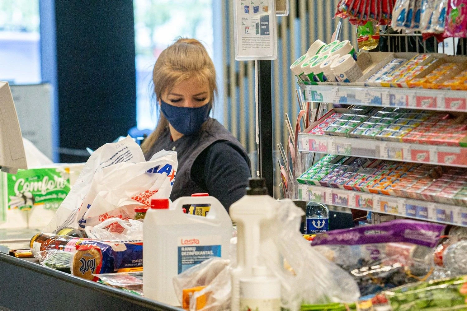 Darbuotojų ir klientų saugumui užtikrinti nuo COVID-19 pandemijos pradžios prekybos tinklas „Maxima“ kas mėnesį papildomai skiria apie 0,3 mln. Eur. Juditos Grigelytės (VŽ) nuotr.

