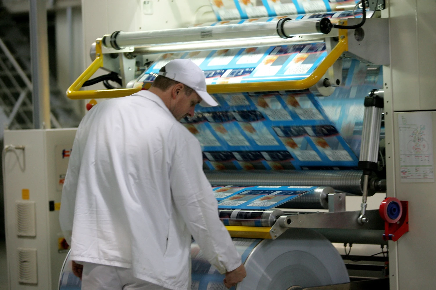 Norėdamos įsitvirtinti ir dirbti Vakarų rinkose spaustuvės privalo nuolat investuoti į itin brangią poligrafijos įrangą. Algimanto Barzdžiaus nuotr.