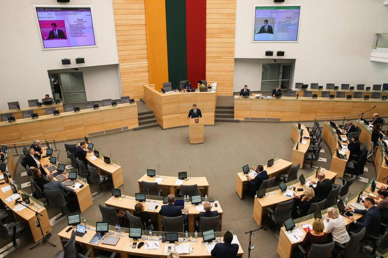 Seimo valdančioji koalicija nesutiko su opozicijos pasiūlymais dosniau finansuoti biudžetininkus. Vladimiro Ivanovo (VŽ) nuotr.