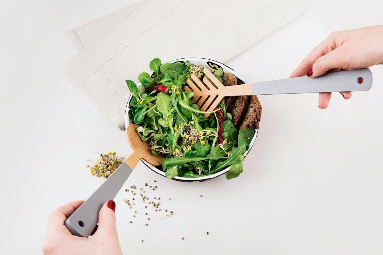 Tarp populiariausių įmonės parduodamų prekių – salotų bei torto įrankiai „Spyglys“.