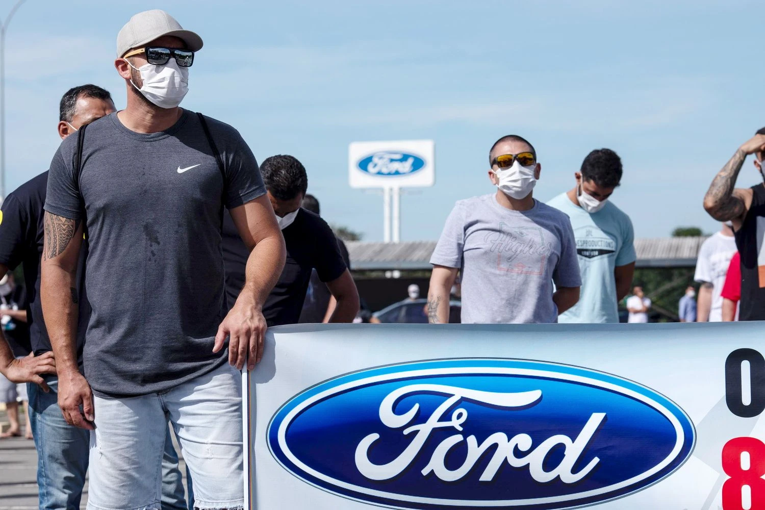 „Ford Brasil“ darbuotojai piketuoja dėl gamyklų uždarymo. Roosevelto Cassio („Reuters“ / „Scanpix“) nuotr.