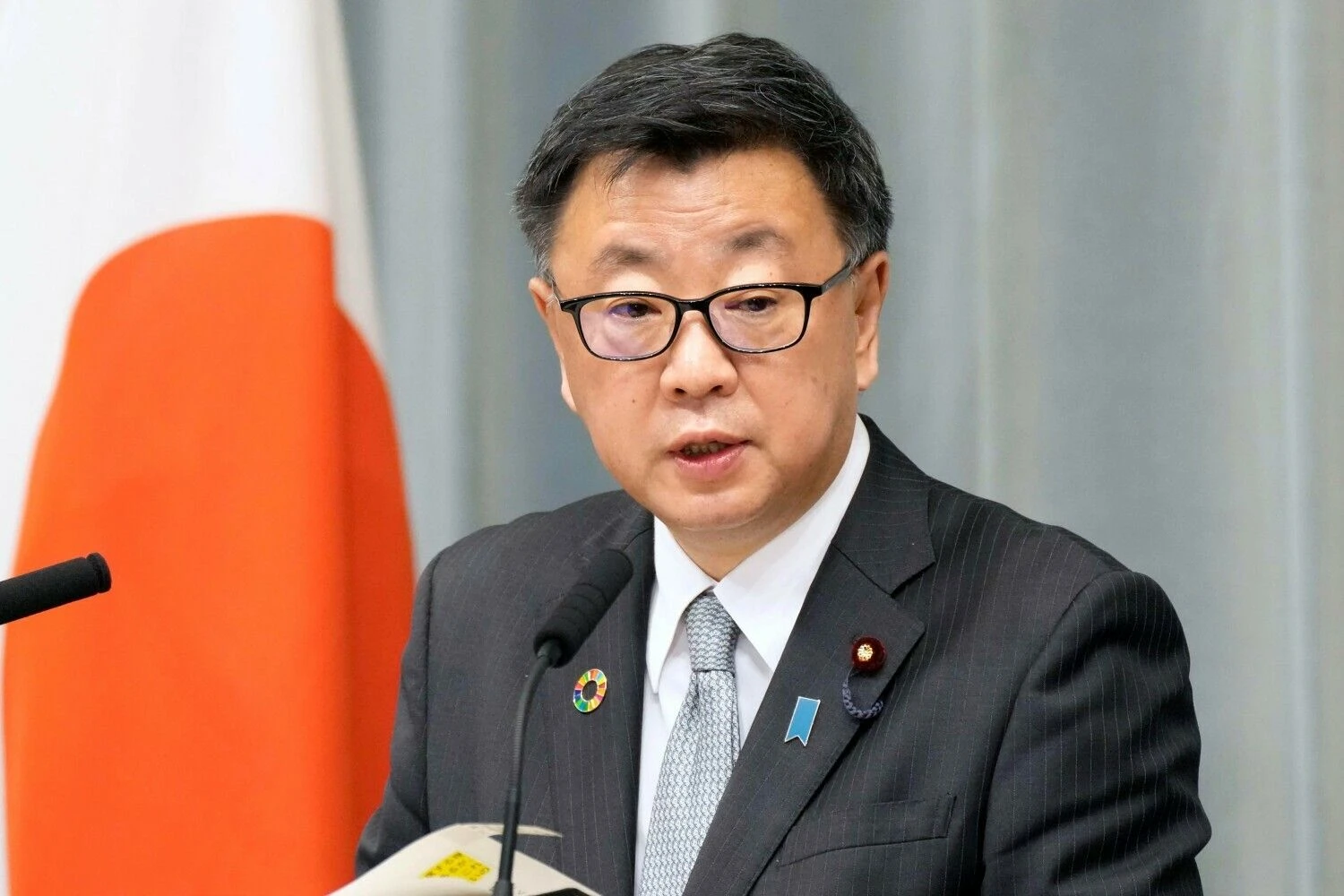 Vyriausybės vyriausiasis sekretorius Hirokazu Matsuno. Sadayuki Goto („Scanpix“) nuotr.