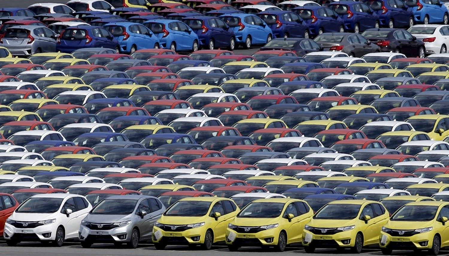 Japoniški automobiliai už europietiškus maisto produktus. Taip dažnai vadinama ES ir Japonijos prekybos sutartis. Tokijas siekia, kad Briuselis panaikintų dabar galiojantį 10% tarifą automobiliams. Toru Hanai („Reuters“ / „Scanpix“) nuotr.
