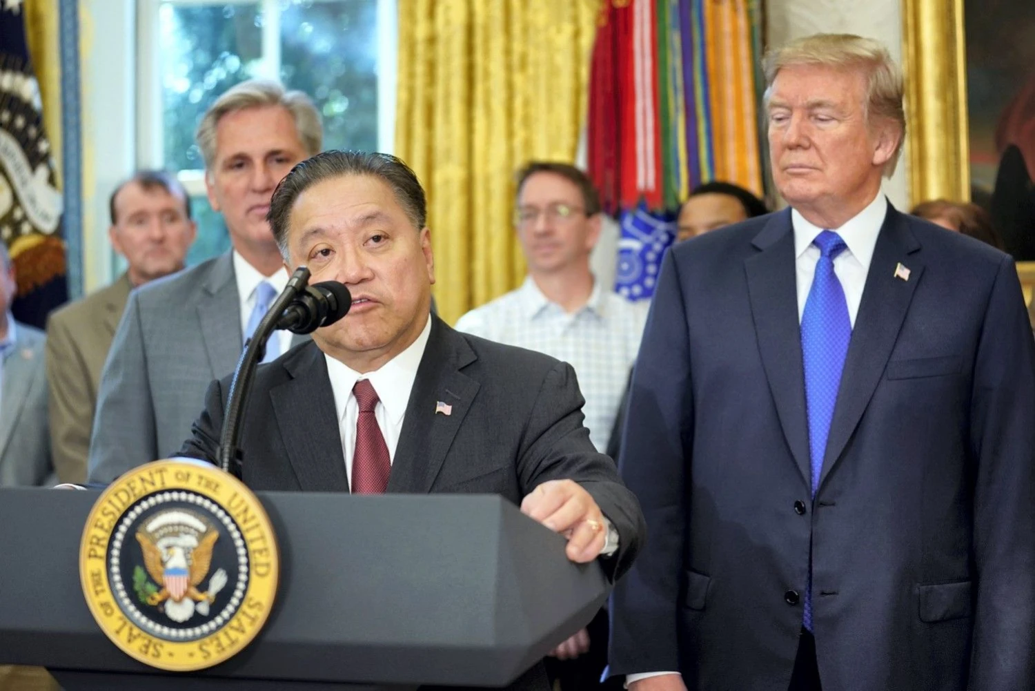 Prezidento Donaldo Trumpo susitikimas su Hocku Tanu, „Broadcom vadovu. Carloso Barrios („Reuters“ / „Scanpix“) nuotr.