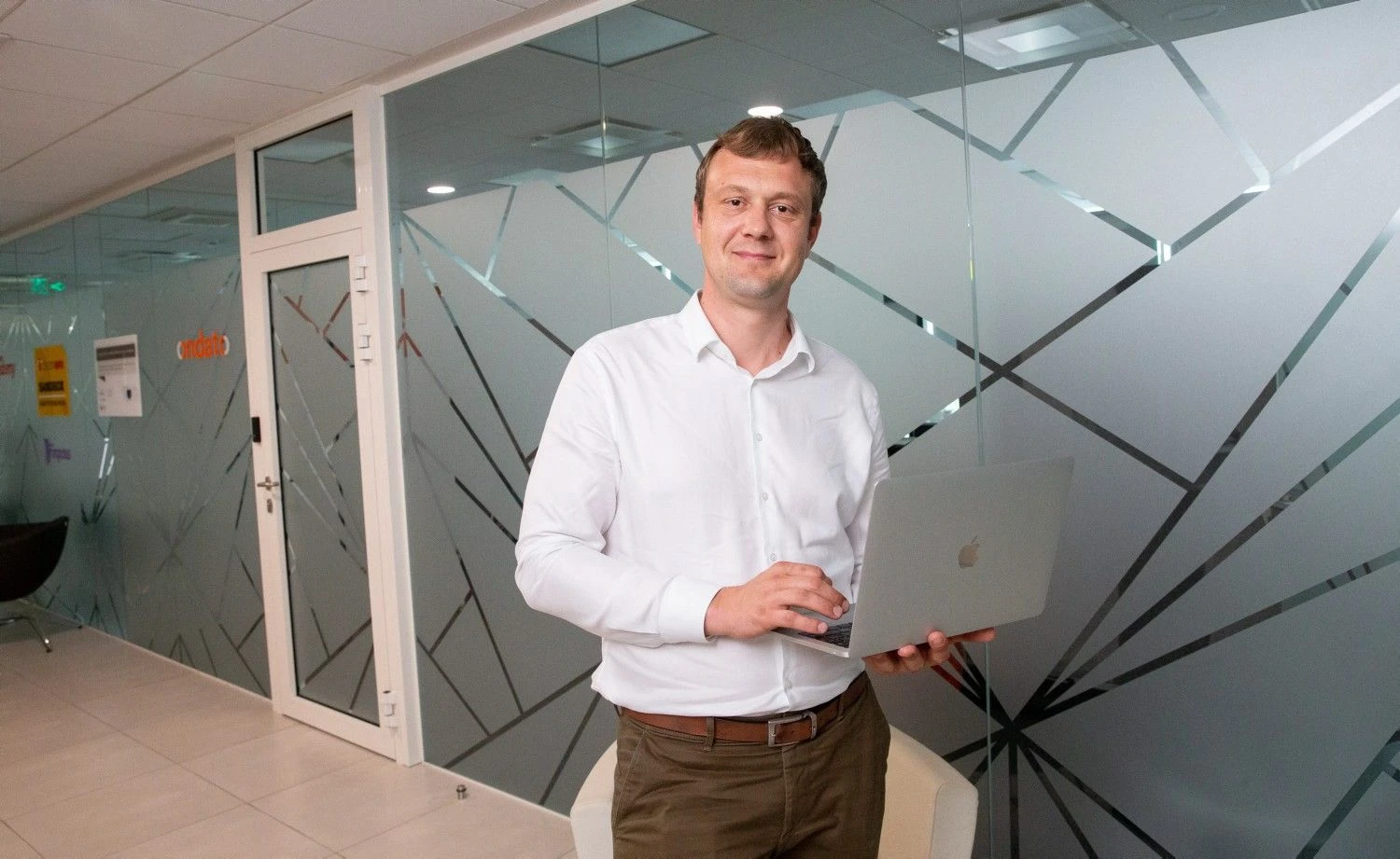 Liudas Kanapienis, technologinius sprendimus verslui kuriančio startuolio „Ondato“ vadovas, sako, kad įmonės, kurios įsigilina į šiuolaikinių technologijų siūlomus privalomus, aiškiai supranta, kad tokių sprendimų joms reikės ne ateityje – jų reikėjo jau vakar. Juditos Grigelytės (VŽ) nuotr.
