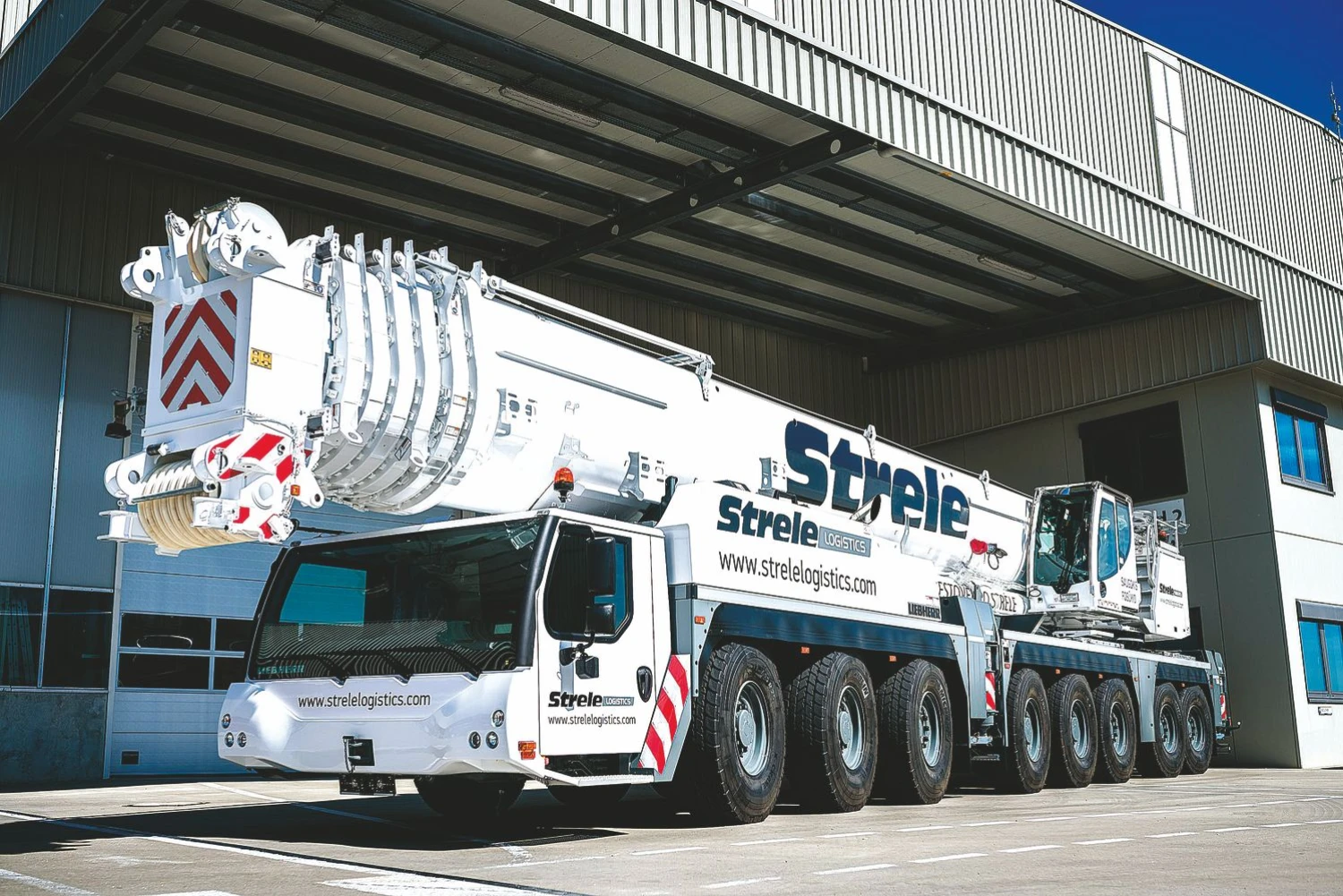 450 t keliamosios galios automobilinis teleskopinis kranas. Bendrovės nuotr.