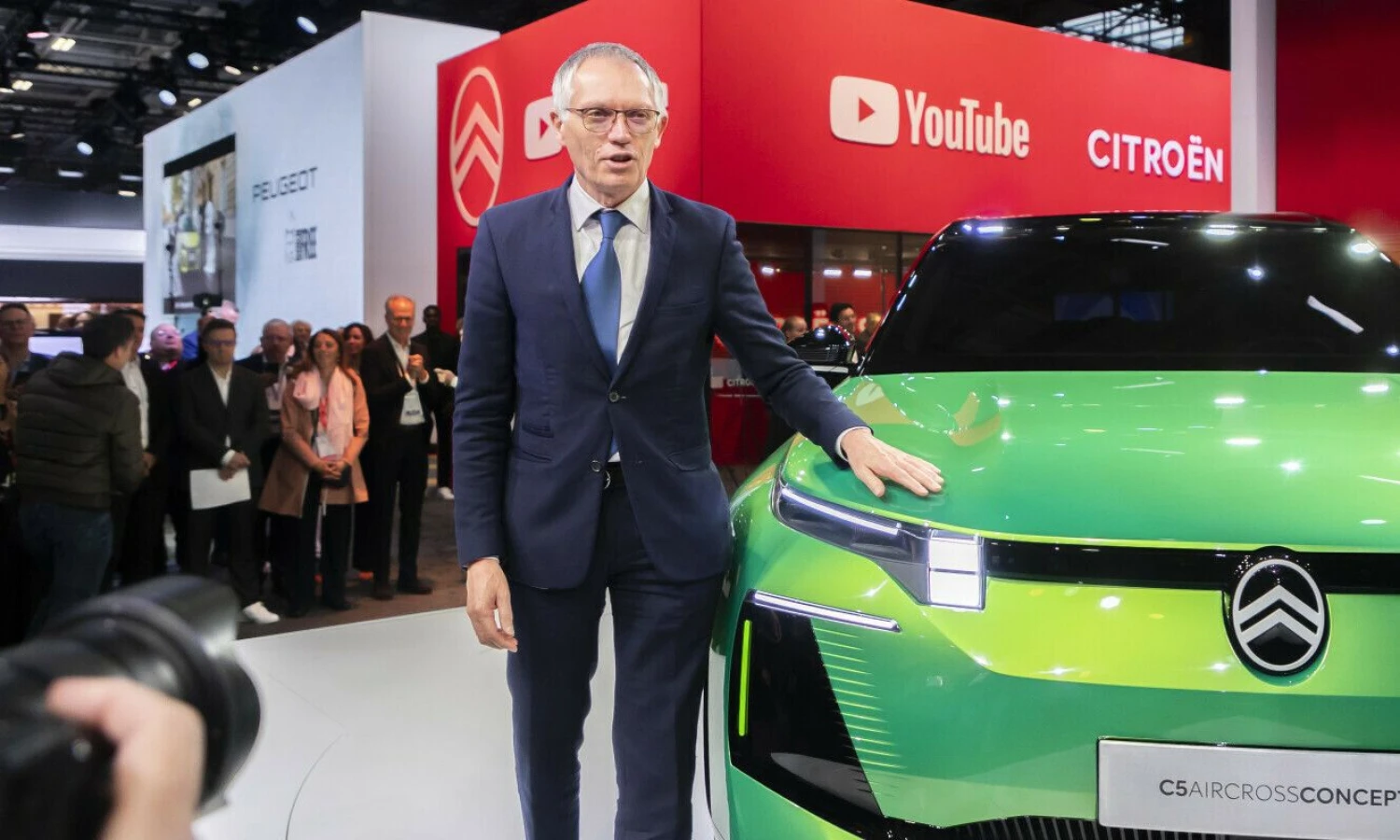 Carlosas Tavaresas pirmadienį prasidėjusioje Paryžiaus automobilių parodoje. Vincento Isore („ZUMA Press“ / „Scanpix“) nuotr.