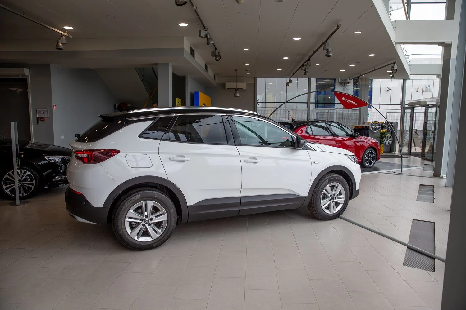 Nuo vasaros pradžios augusi naujų automobilių rinka spalį ėmė trauktis. Vladimiro Ivanovo (VŽ) nuotr.