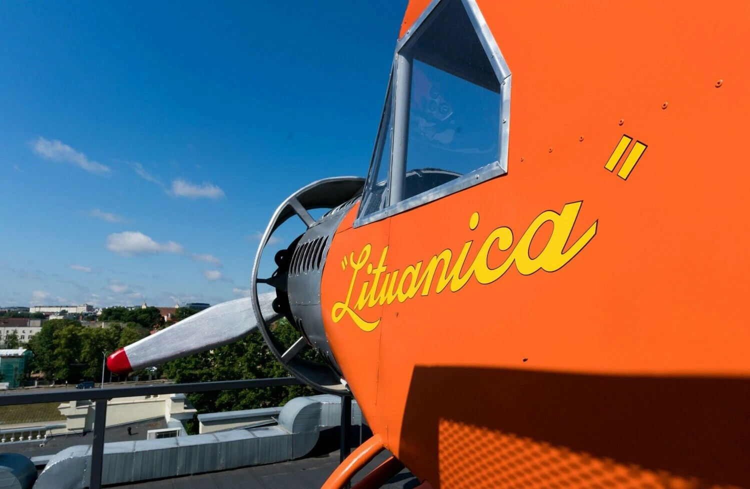 Interaktyvi „Lituanicos“ kopija ant Energetikos ir technikos muziejaus stogo Vilniuje. Muziejaus nuotr.